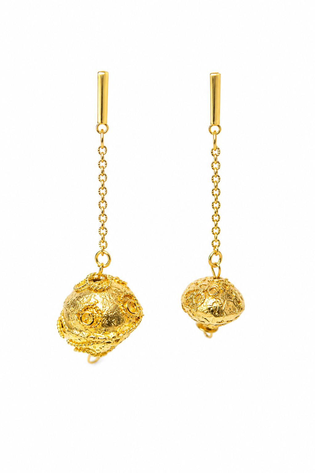 Les boucles d'oreilles asymétriques — AKISSI