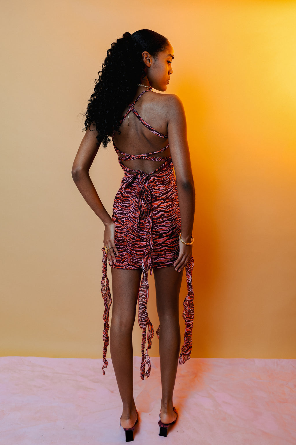 Robe courte à volant avec dos nu — RIDDHI