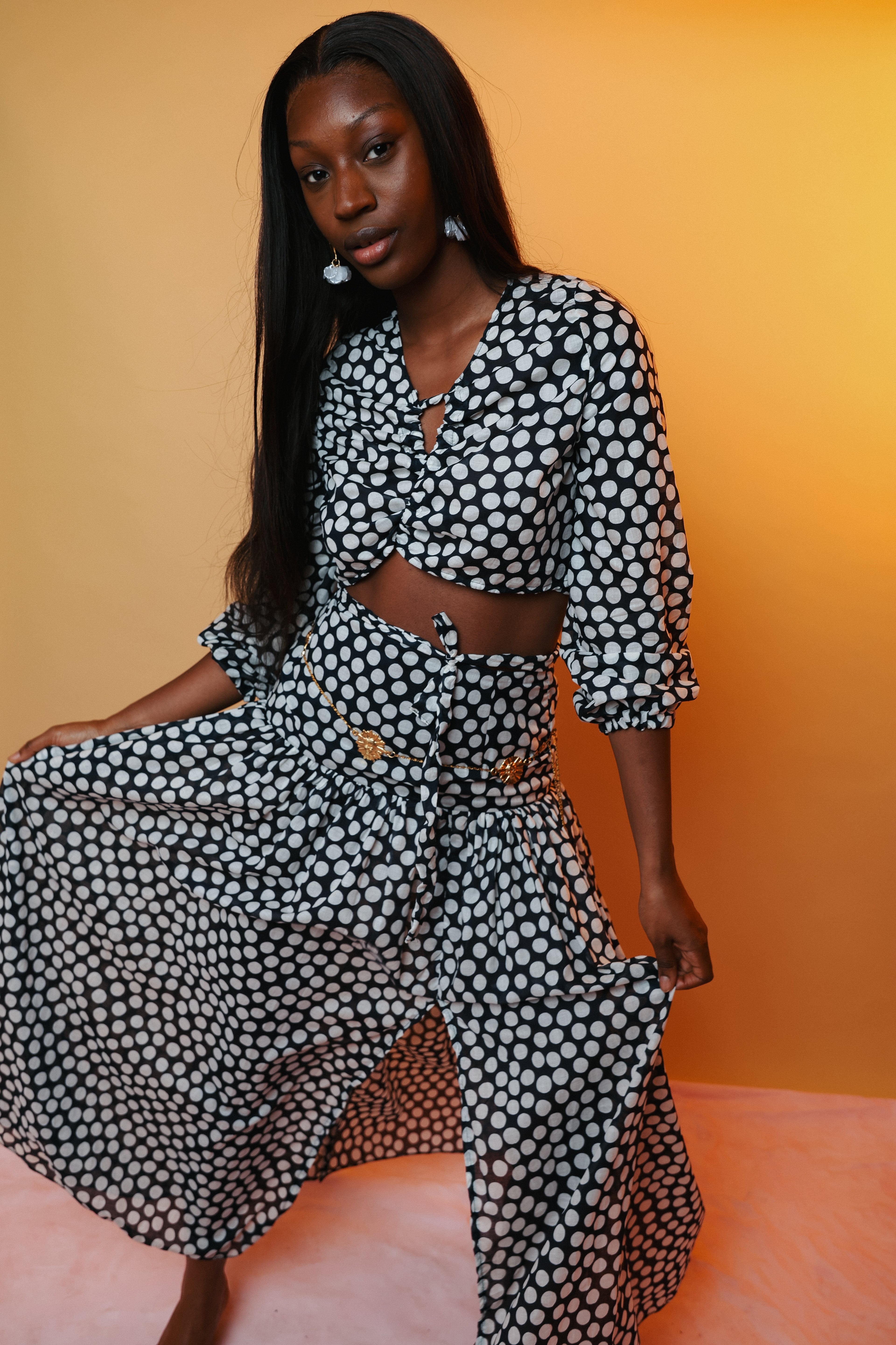 Blouse crop à nouer motif pois blanc et fond marine — MERCEDES