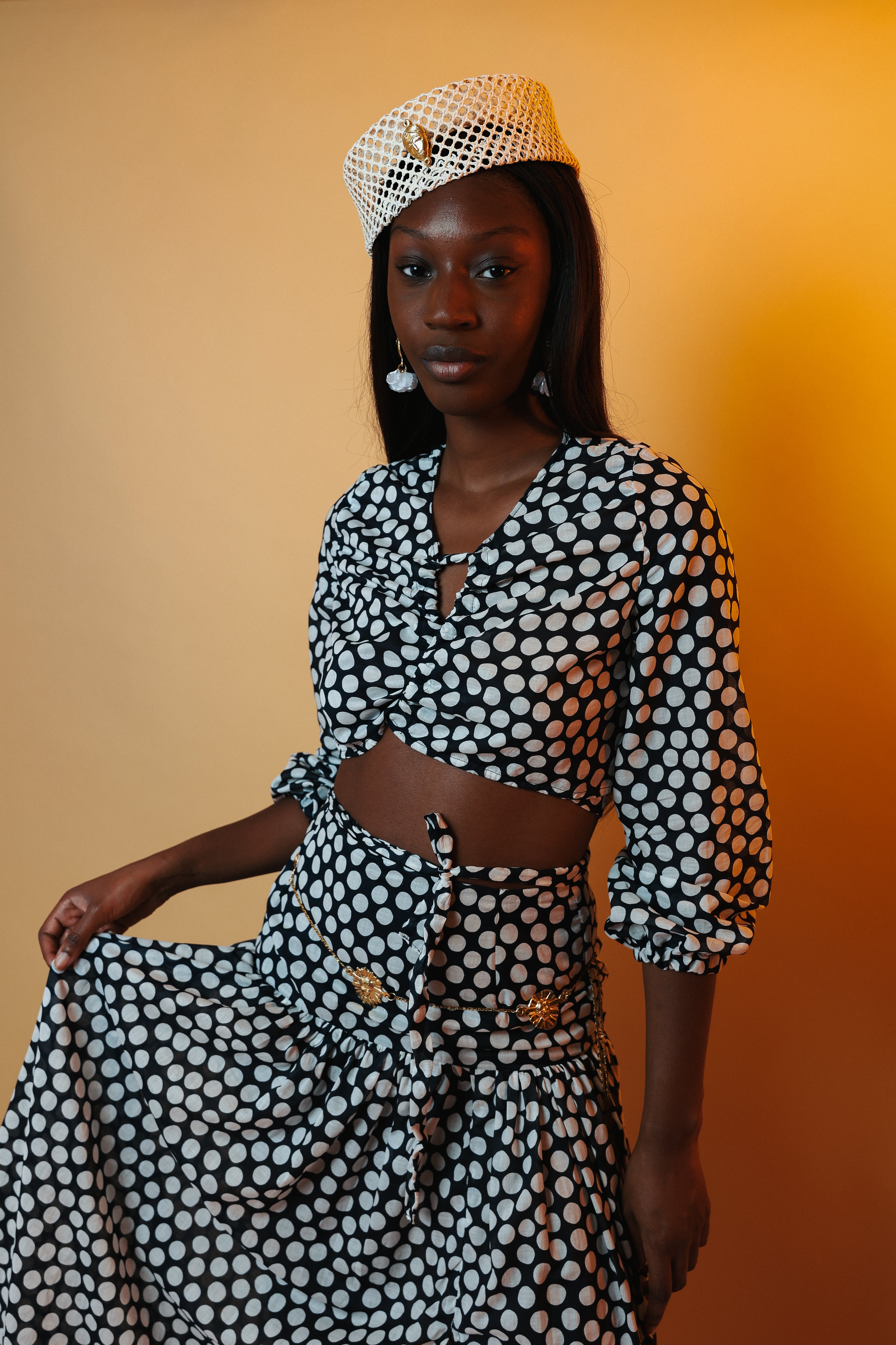 Blouse crop à nouer motif pois blanc et fond marine — MERCEDES