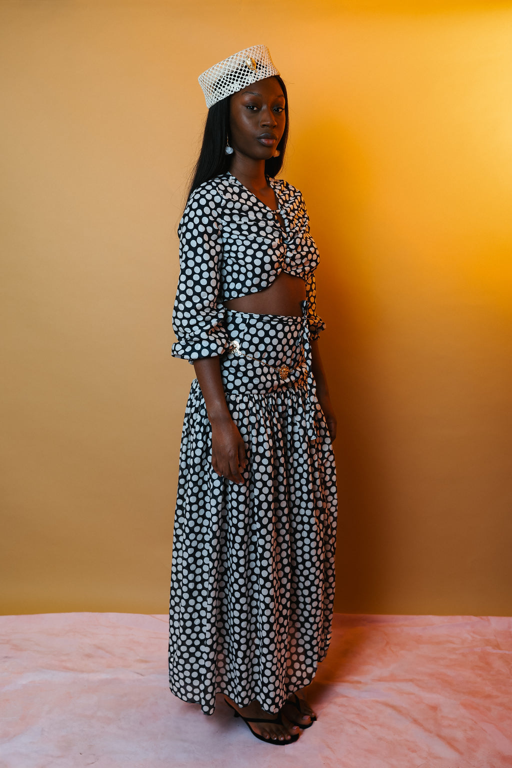 Blouse crop à nouer motif pois blanc et fond marine — MERCEDES