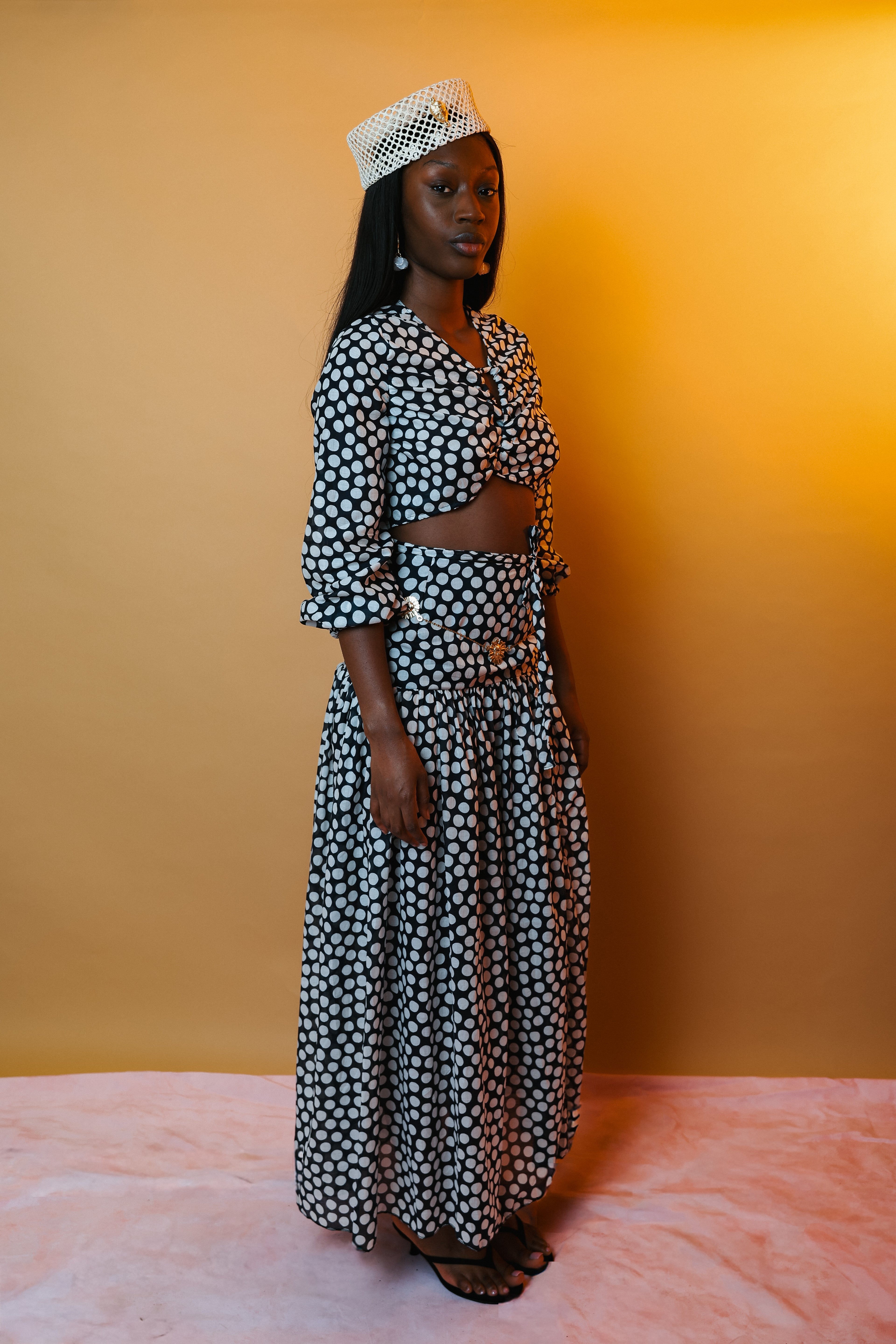 Blouse crop à nouer motif pois blanc et fond marine — MERCEDES