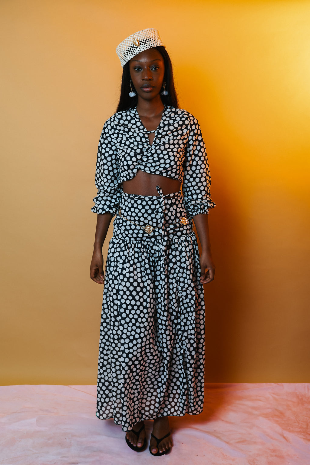 Blouse crop à nouer motif pois blanc et fond marine — MERCEDES