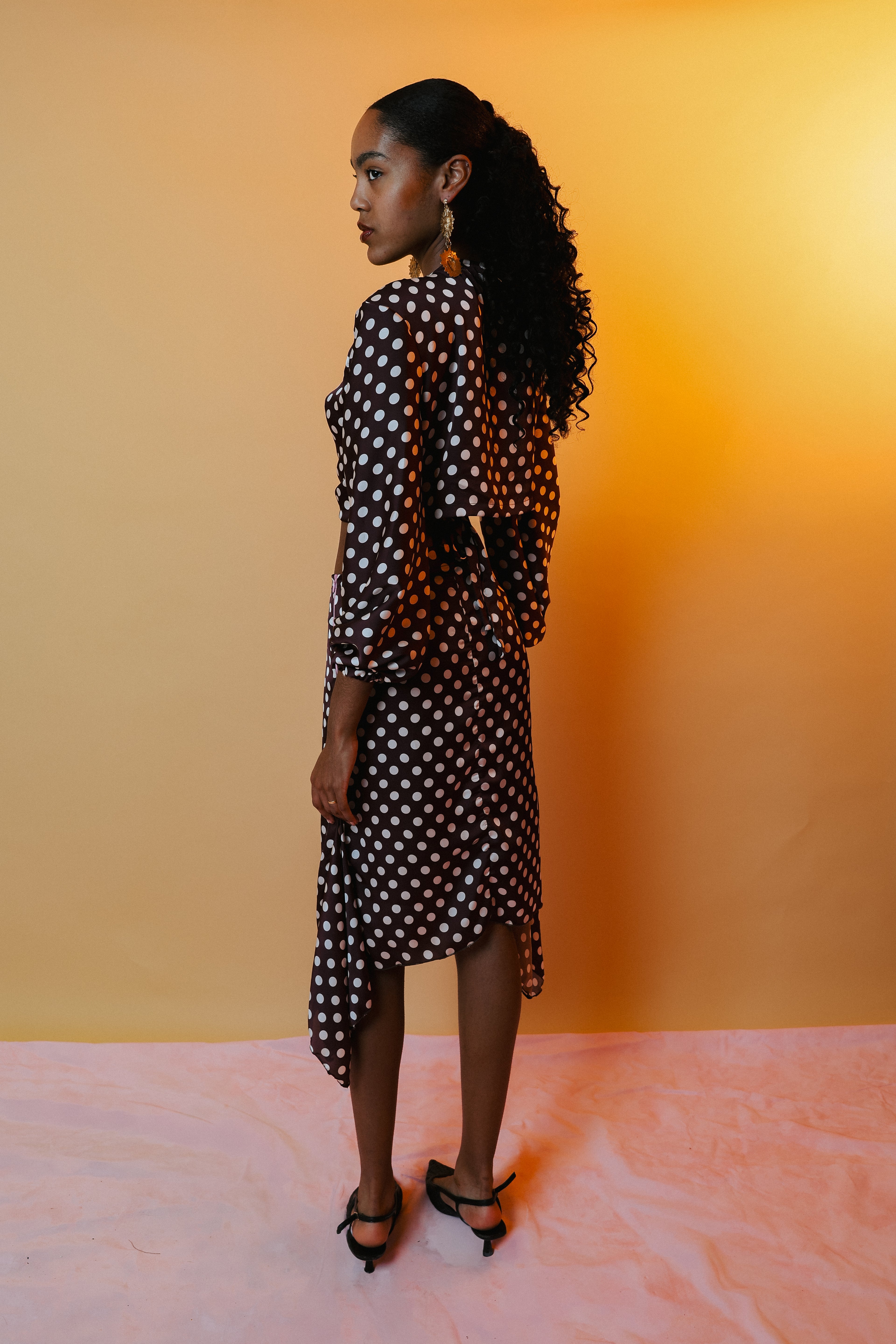 Blouse motif pois blanc et fond bordeaux — MERCEDES