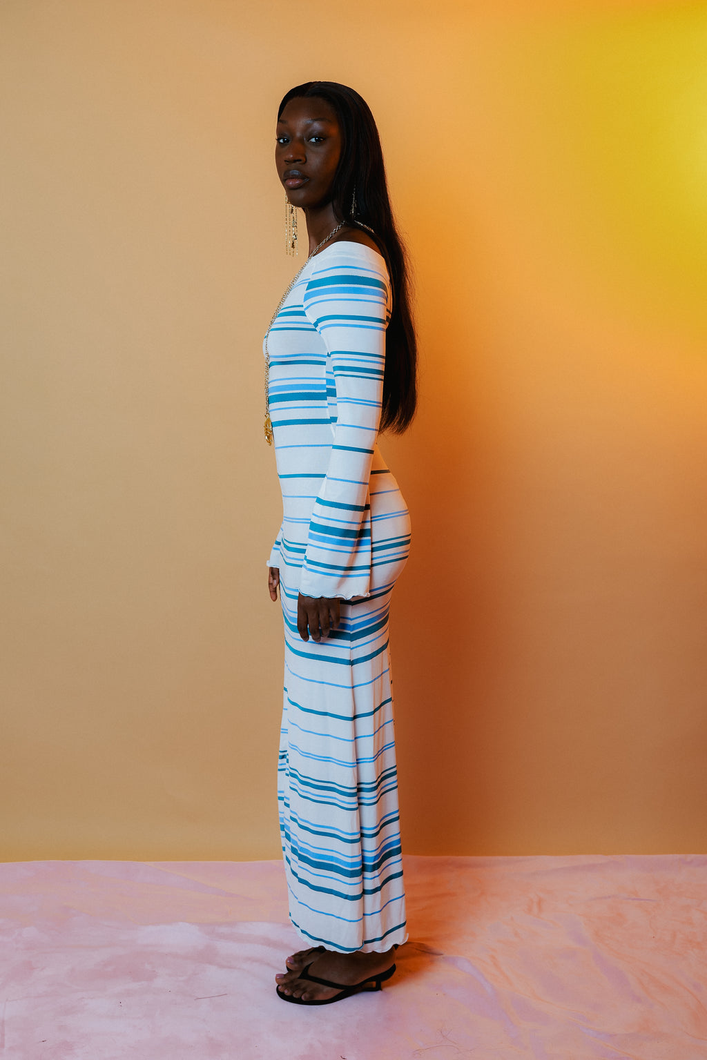 Robe longue rayure bleu à encolure bardot — MONACO