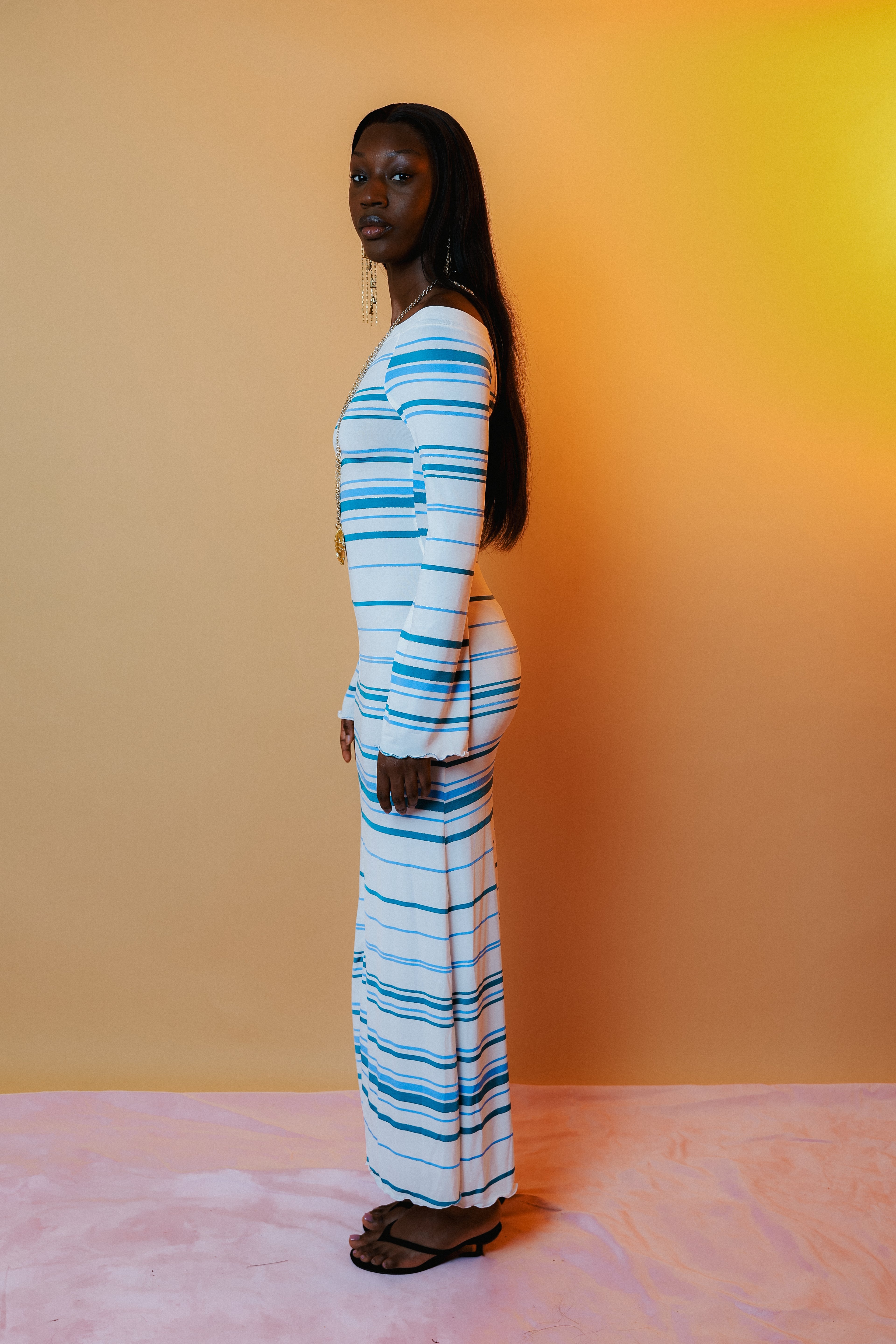 Robe longue rayure bleu à encolure bardot — MONACO