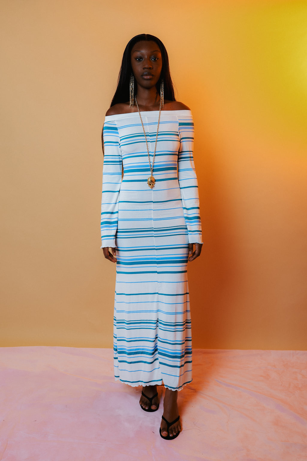 Robe longue rayure bleu à encolure bardot — MONACO