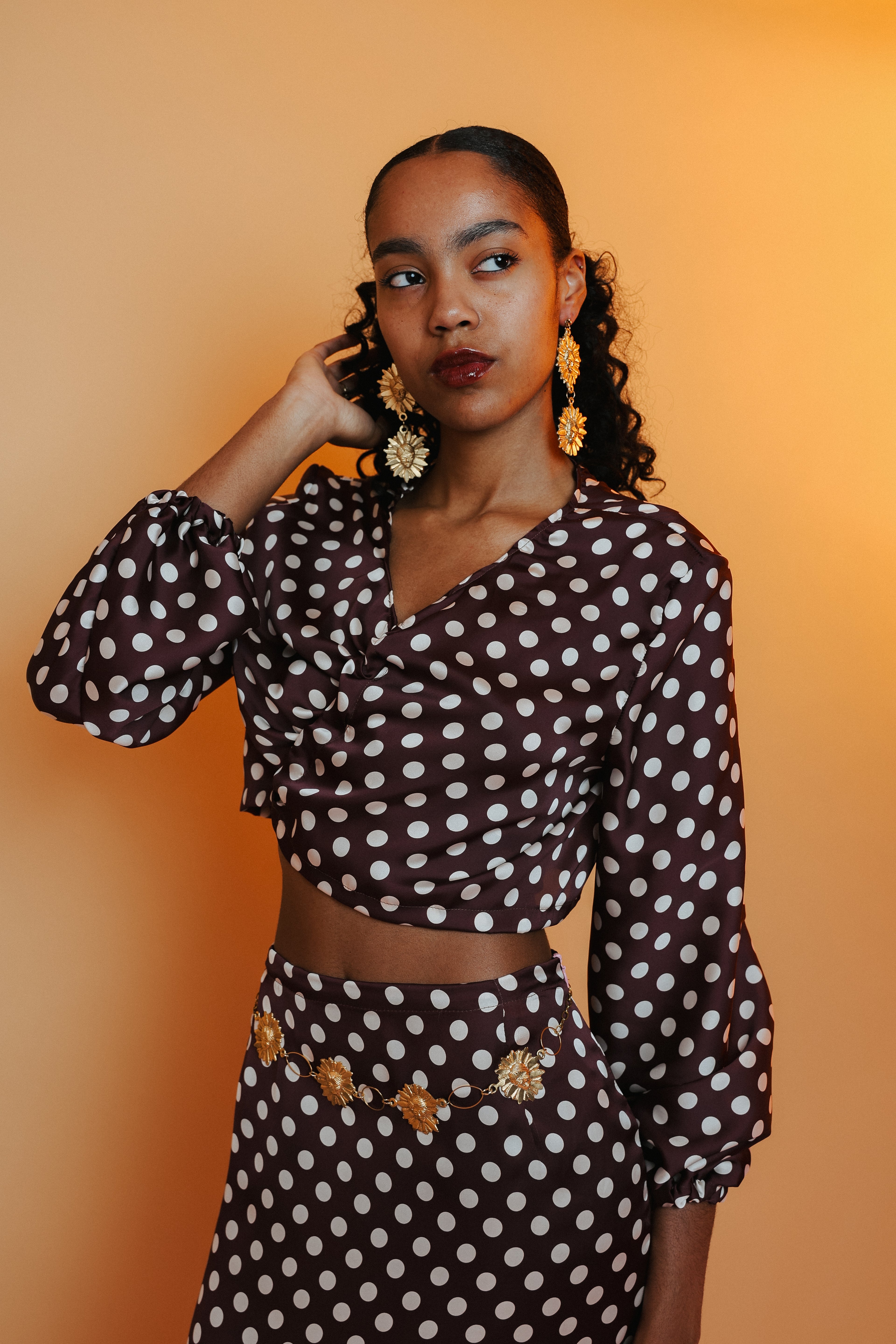 Blouse motif pois blanc et fond bordeaux — MERCEDES