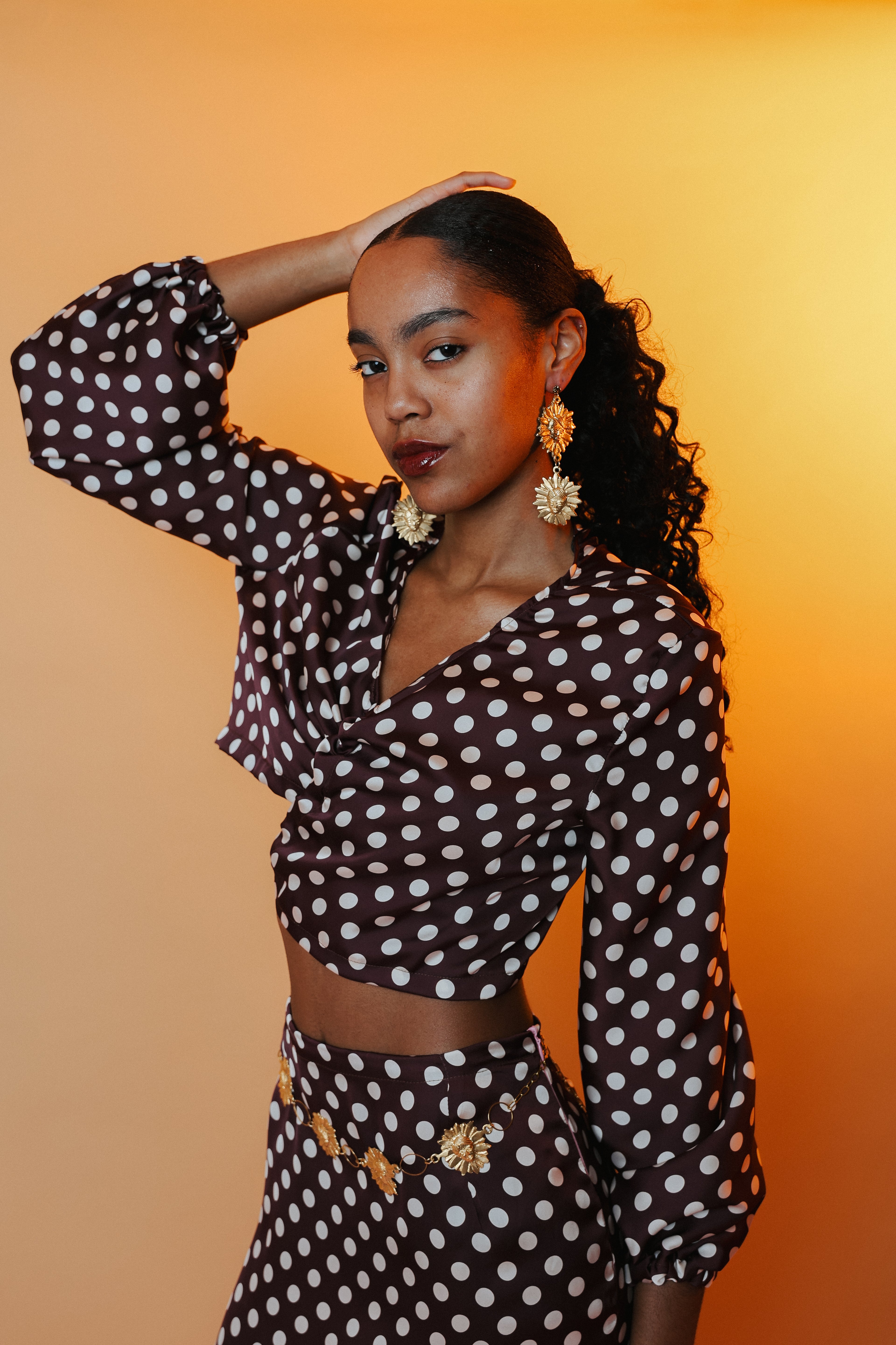 Blouse motif pois blanc et fond bordeaux — MERCEDES