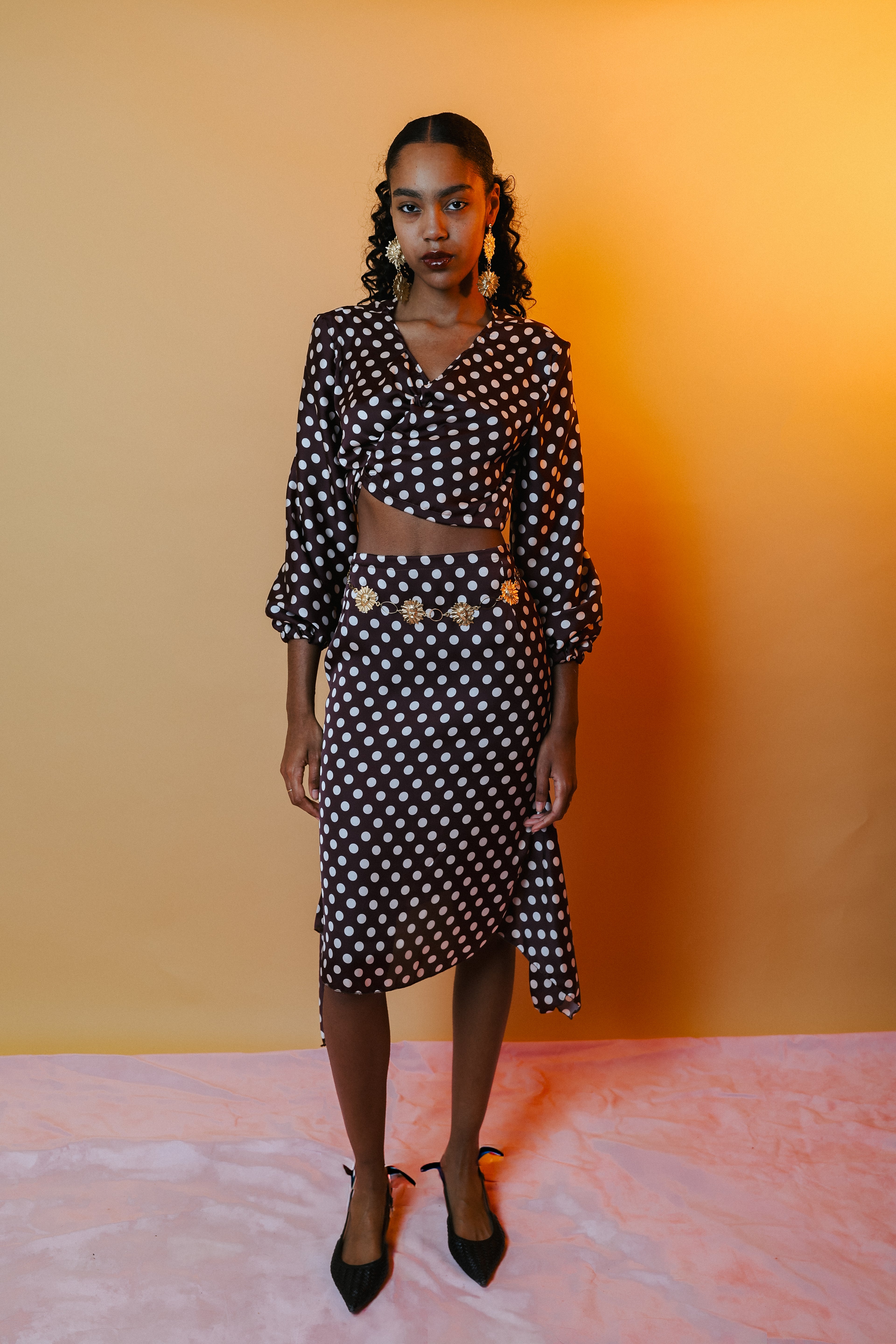 Blouse motif pois blanc et fond bordeaux — MERCEDES