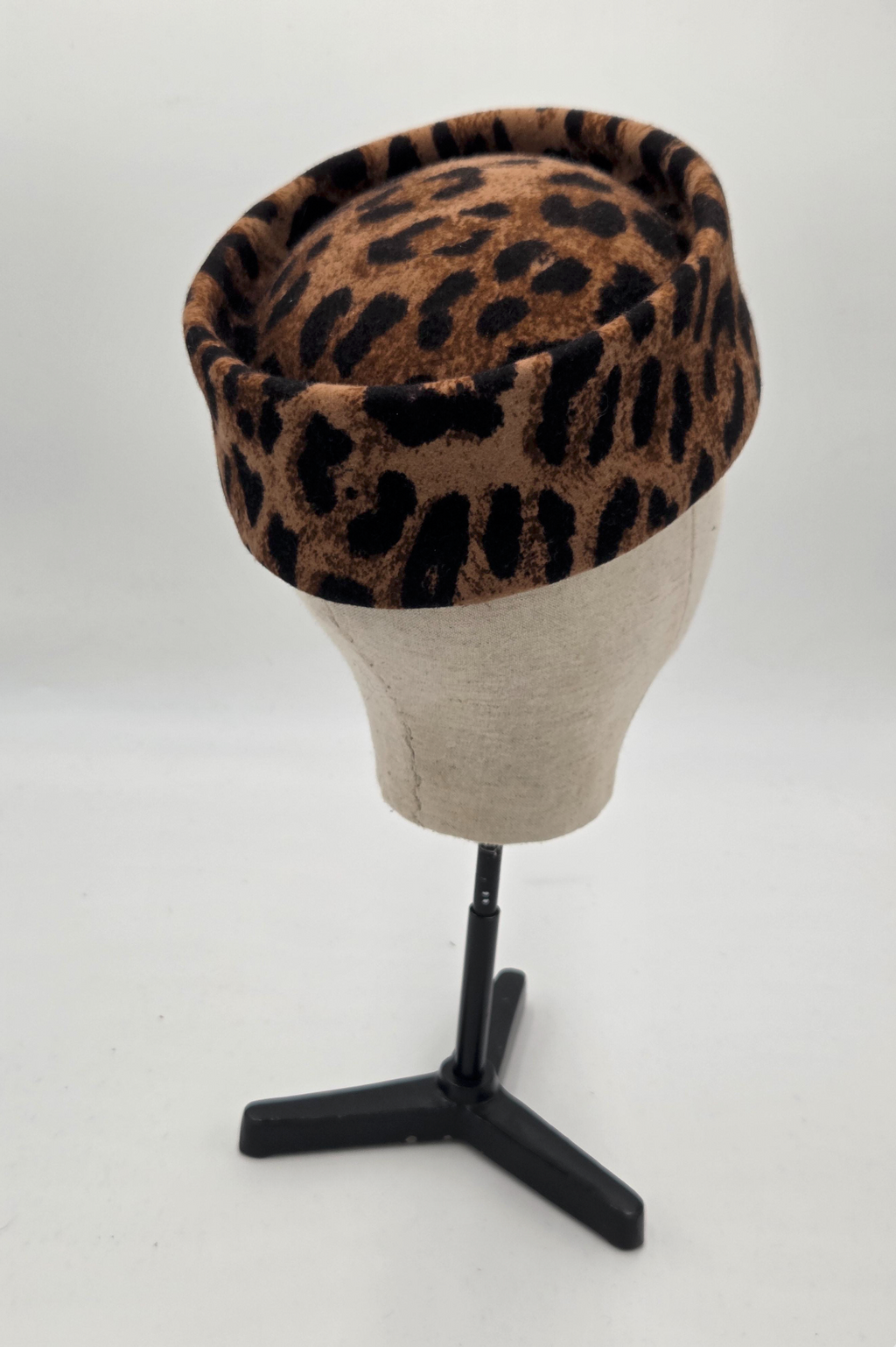 Chapeau pillbox en feutre léopard — GAULTIER