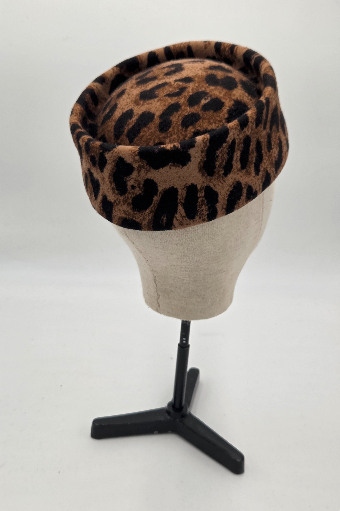 Chapeau pillbox en feutre léopard — GAULTIER
