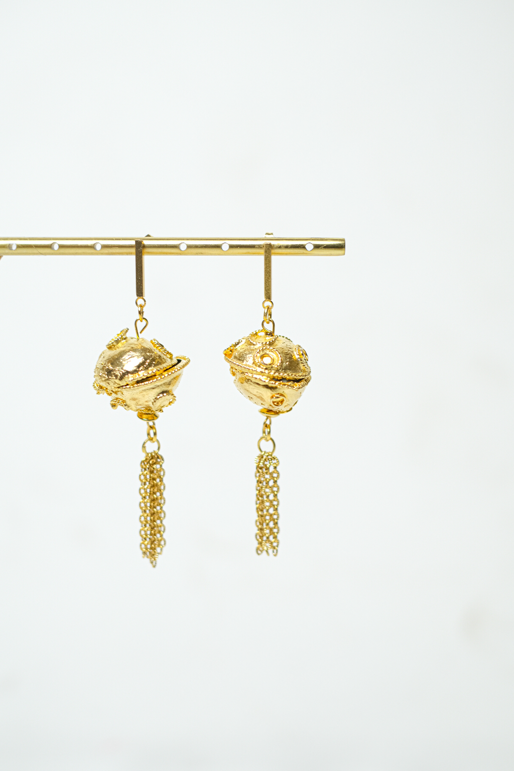 Boucles d'oreilles pendantes avec sphère doré — GALAXY