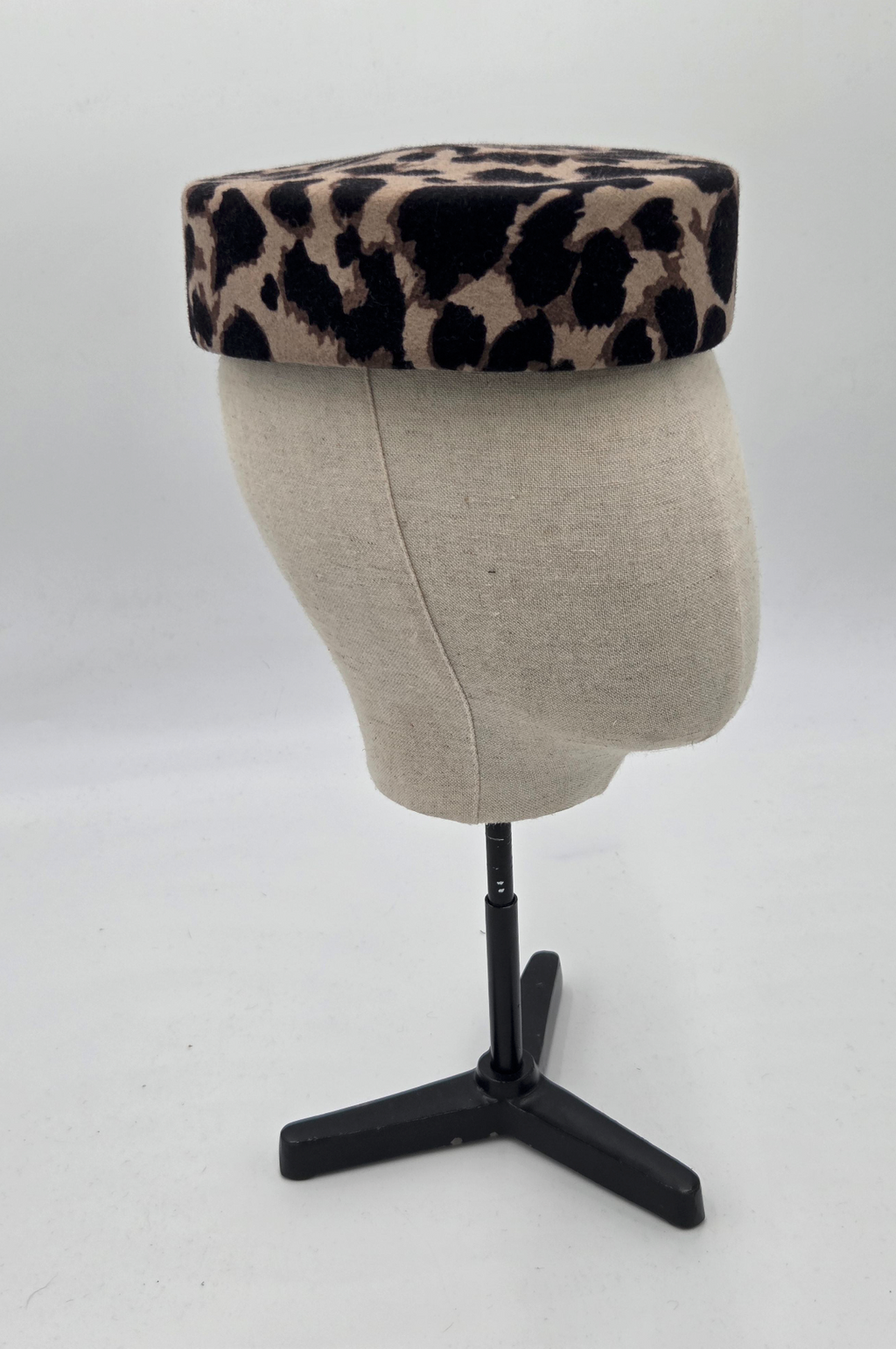 Chapeau pillbox en feutre uni noir — HEPBURN