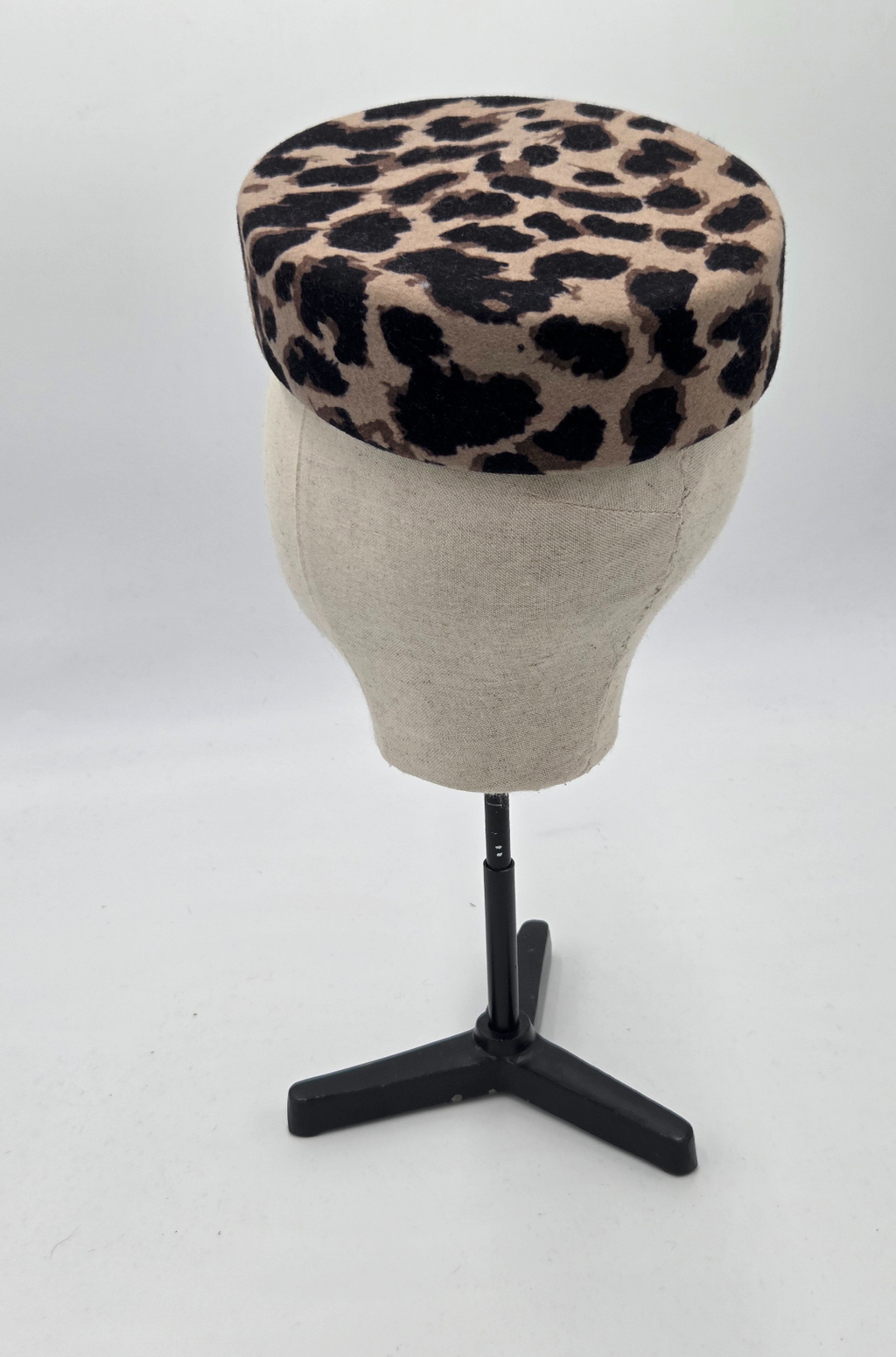 Chapeau pillbox en feutre uni noir — HEPBURN