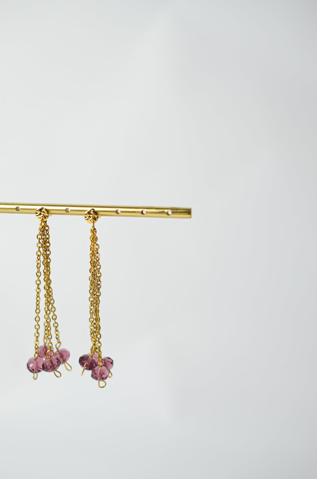 Les boucles d'oreilles EMILY violine