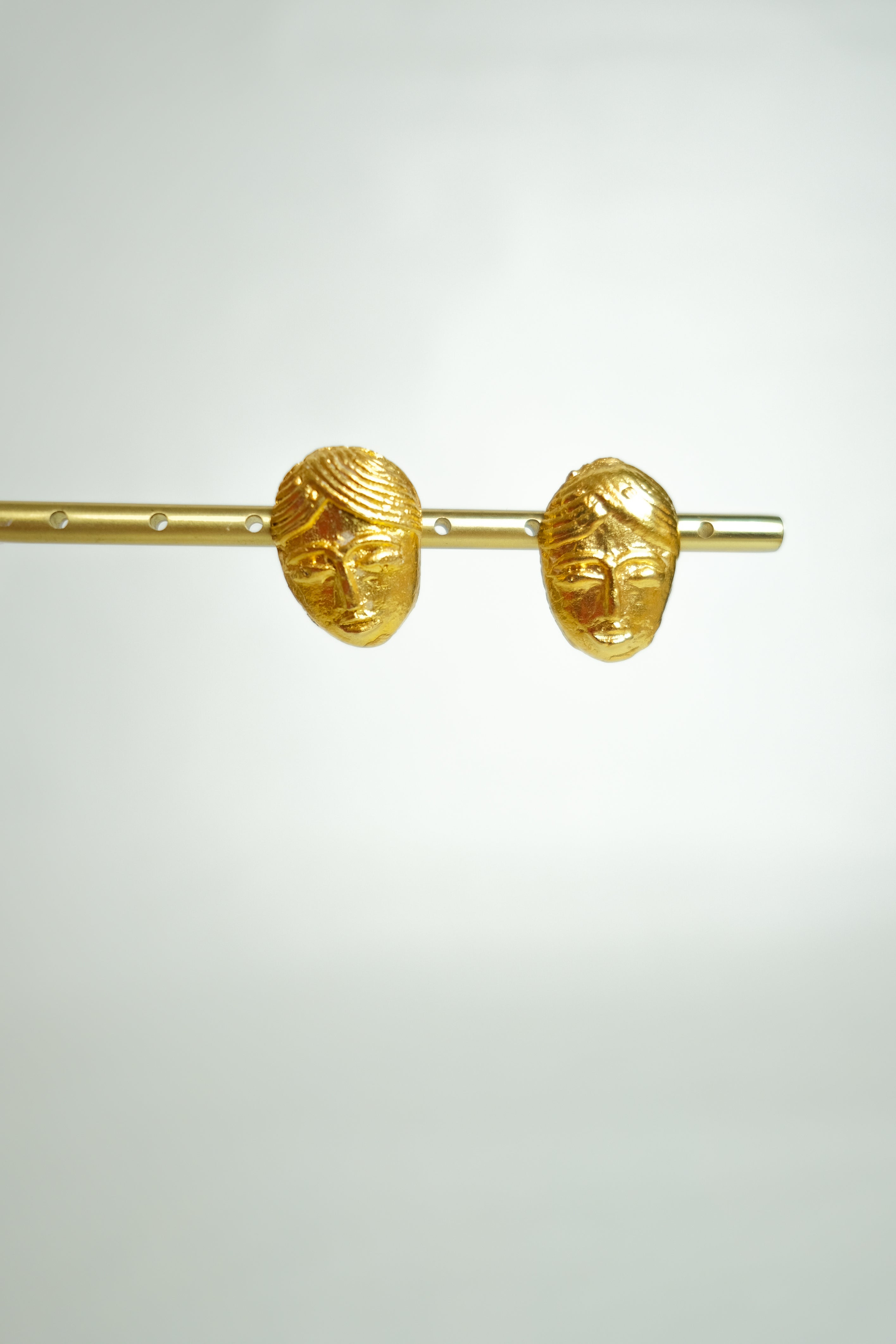 Les boucles d'oreilles APIE