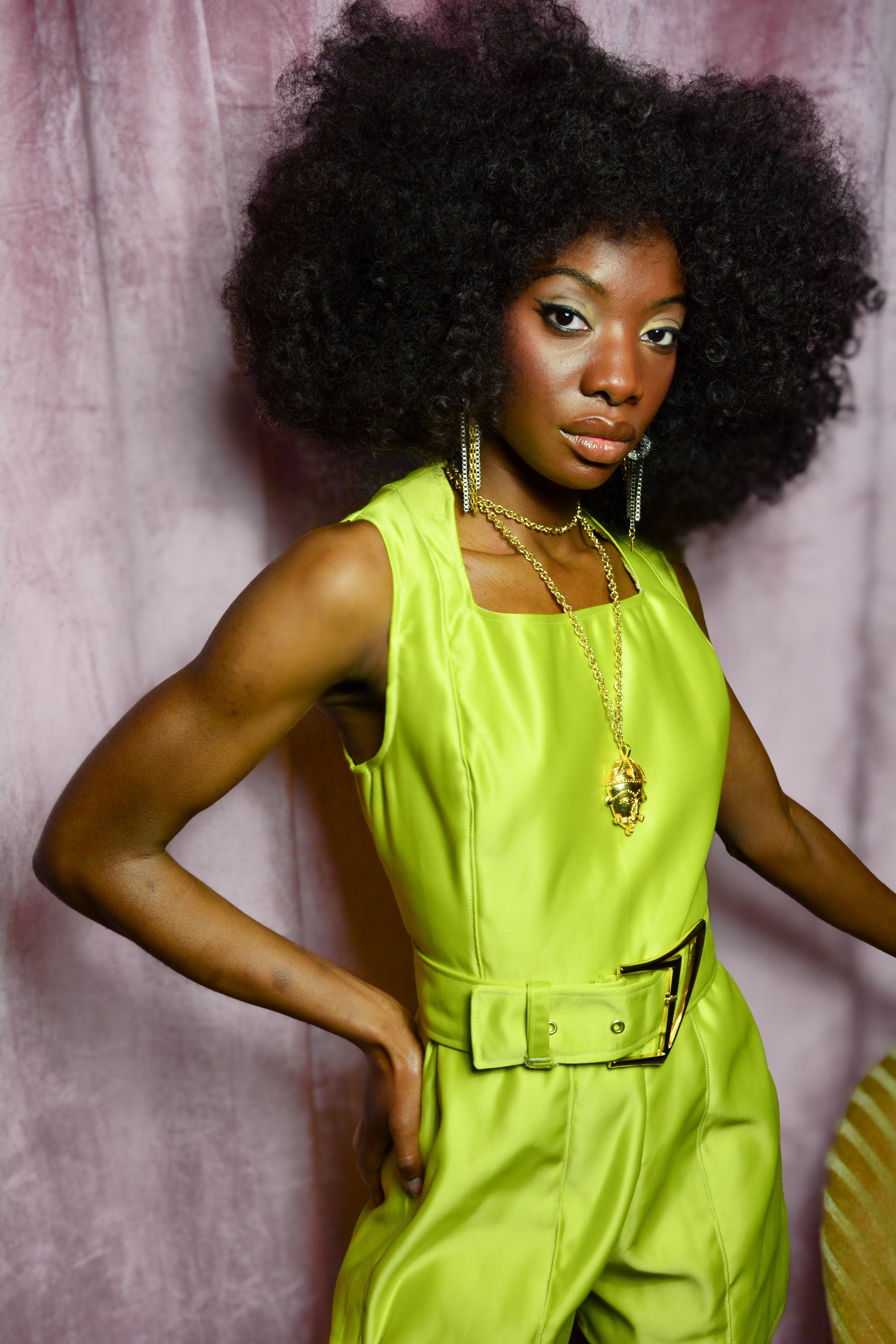 Combi short jaune avec ceinture assortie — AARONS