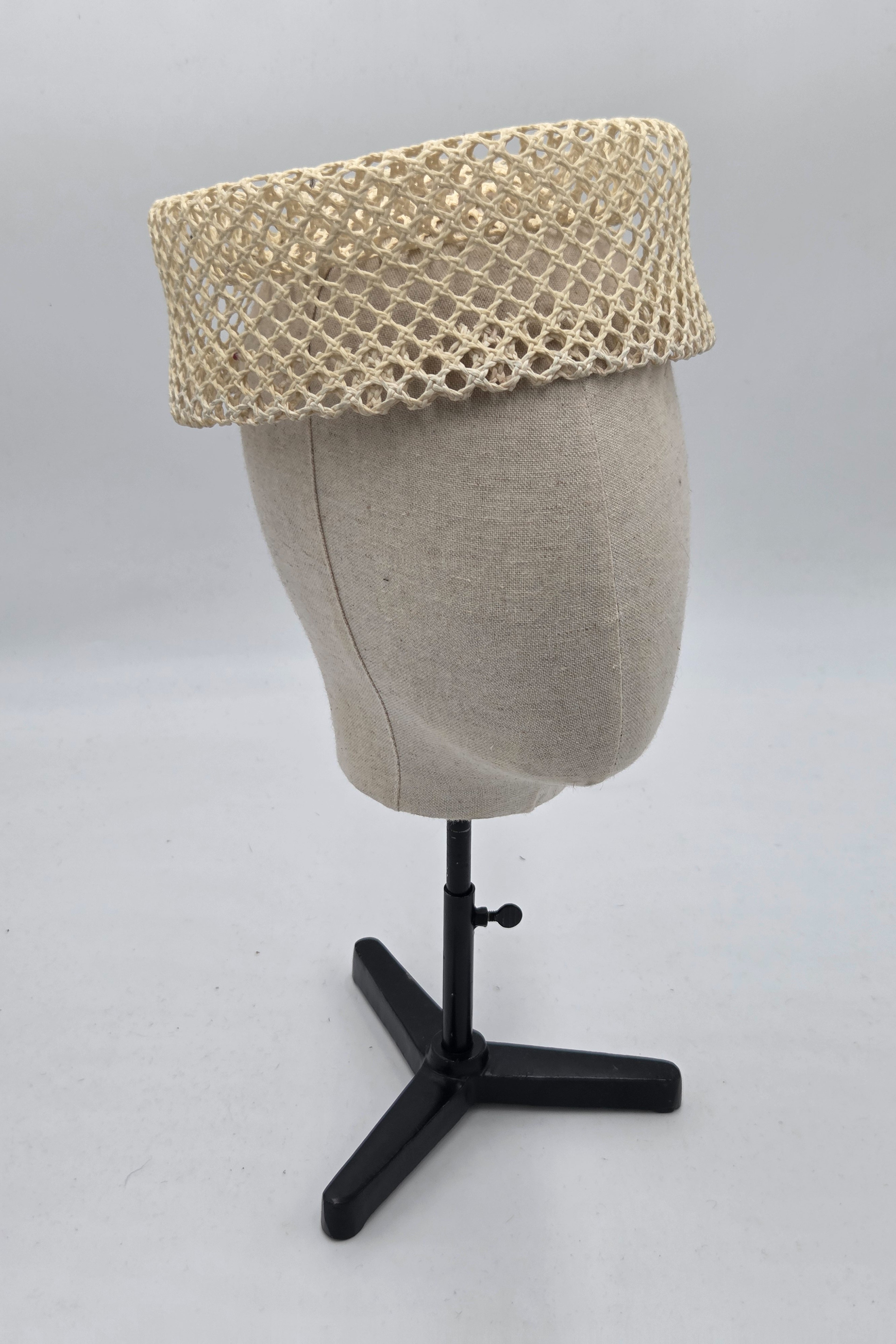 Chapeau pillbox en paille blanc — GAULTIER