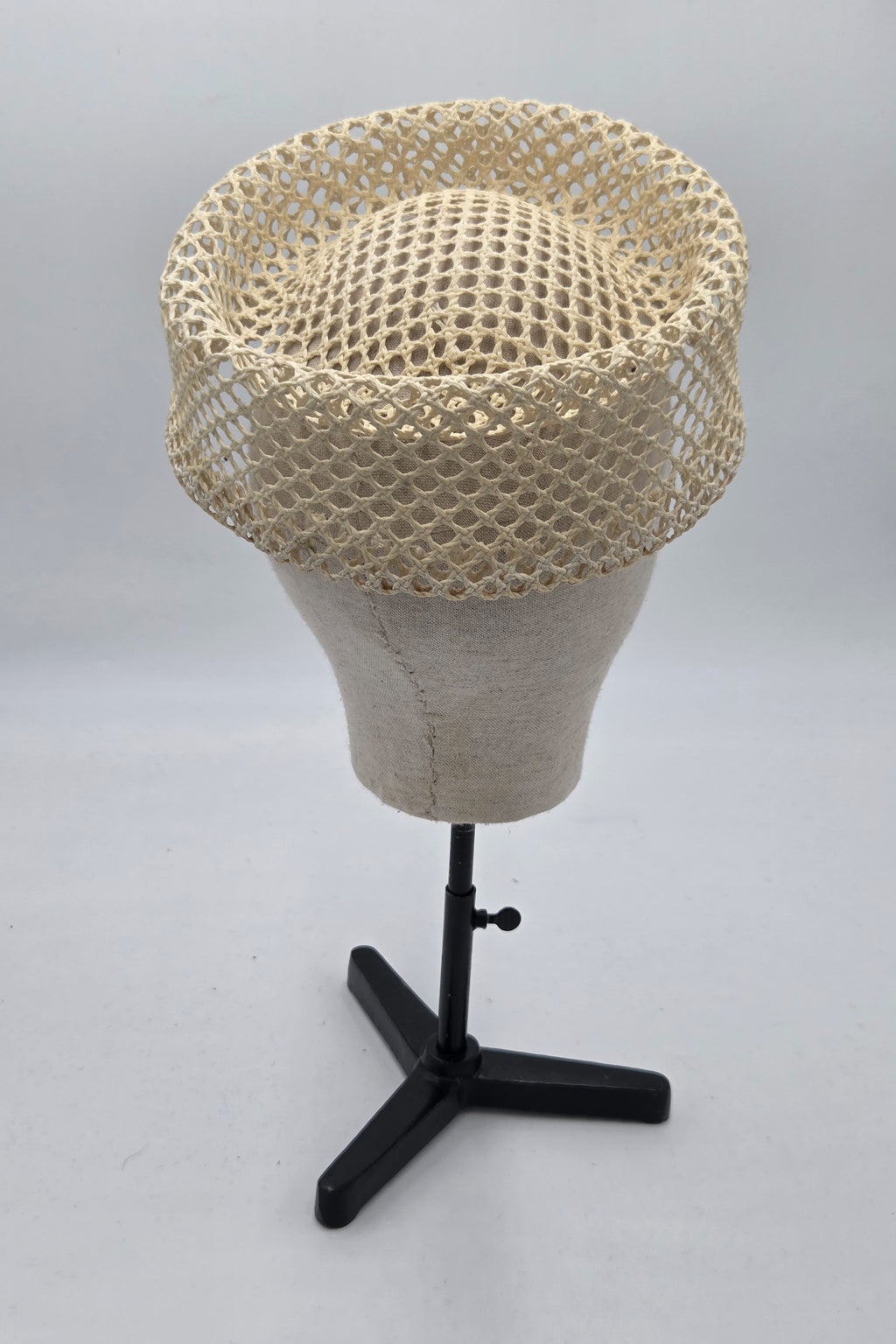 Chapeau pillbox en paille blanc — GAULTIER
