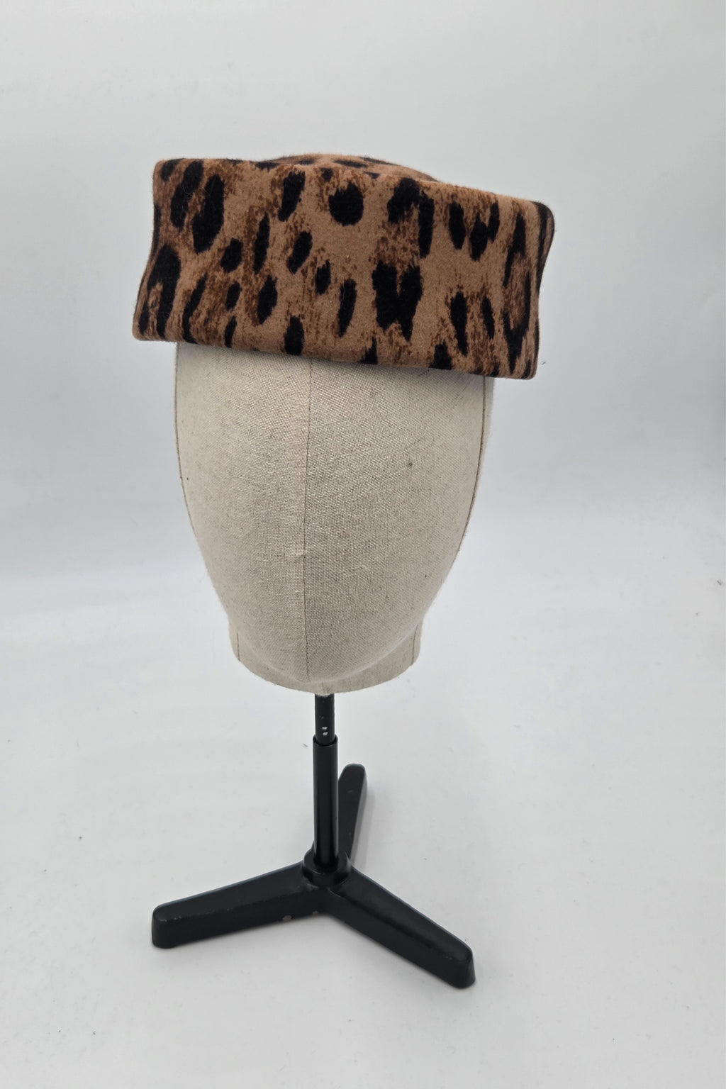 Chapeau pillbox en feutre léopard — GAULTIER