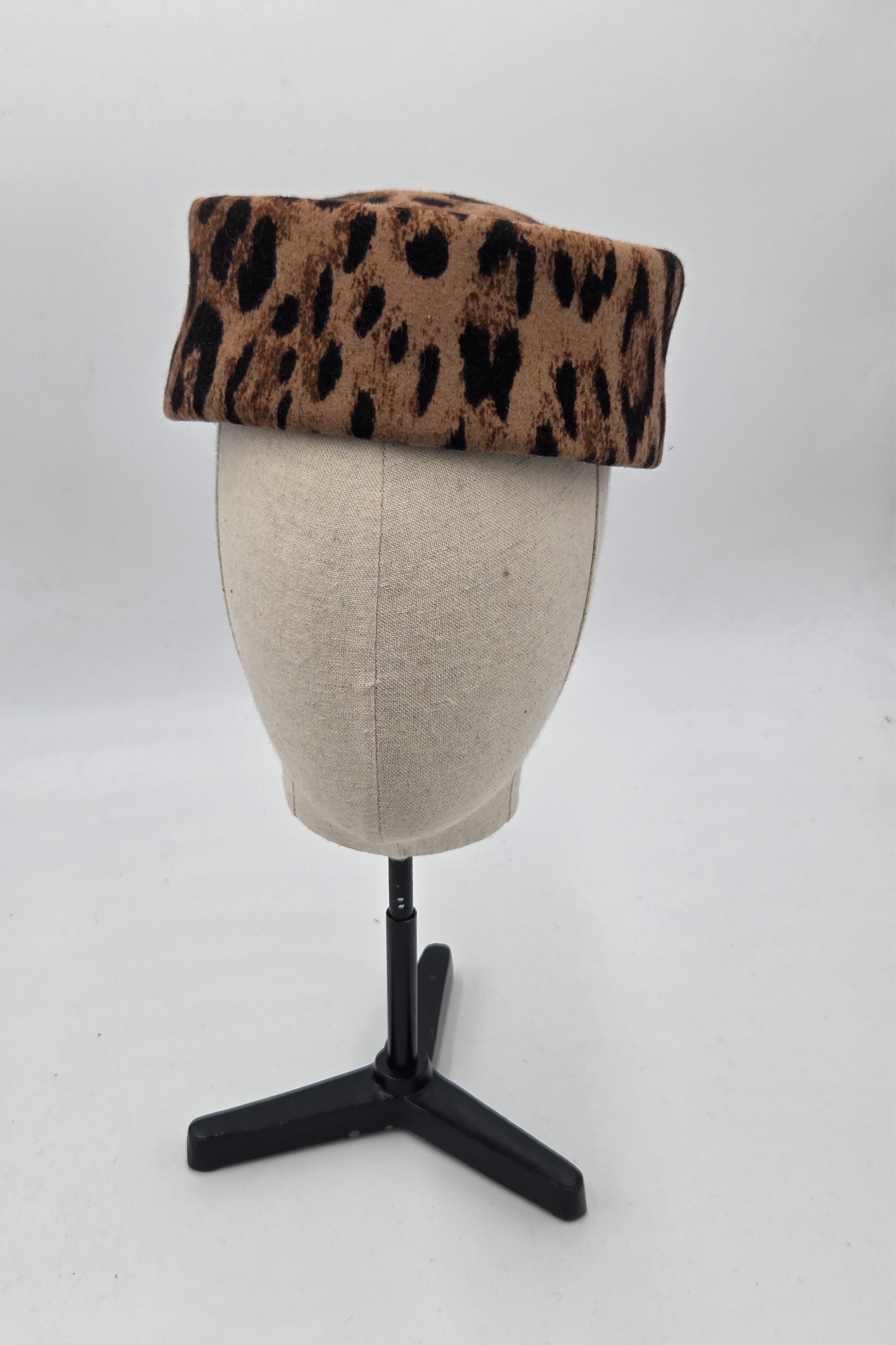 Chapeau pillbox en feutre léopard — GAULTIER