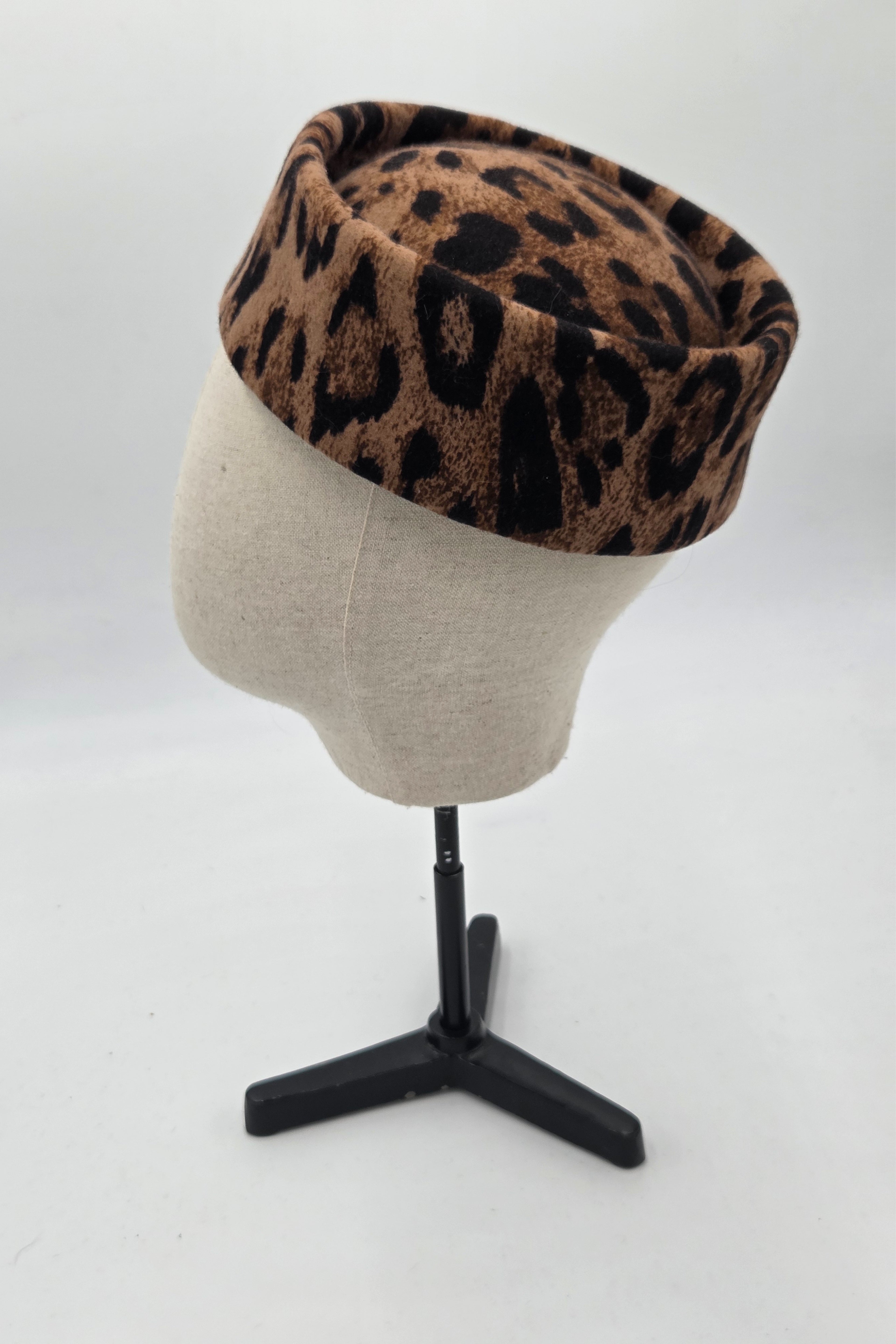 Chapeau pillbox en feutre léopard — GAULTIER