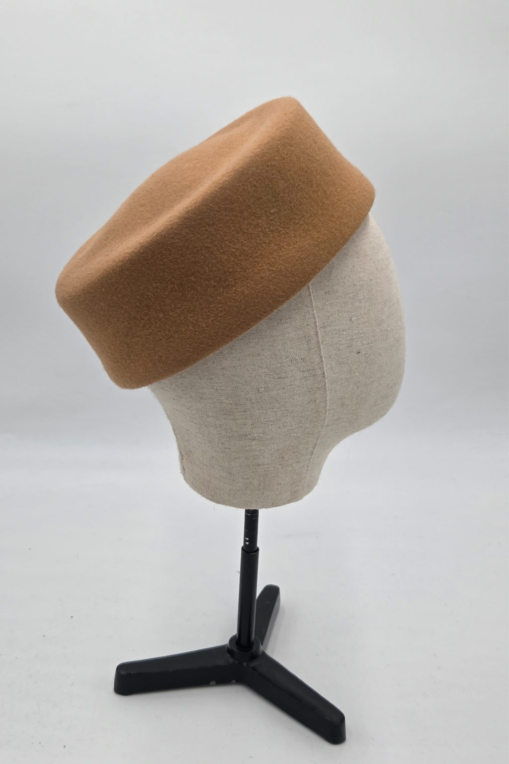 Chapeau pillbox en feutre uni camel — KENNEDY