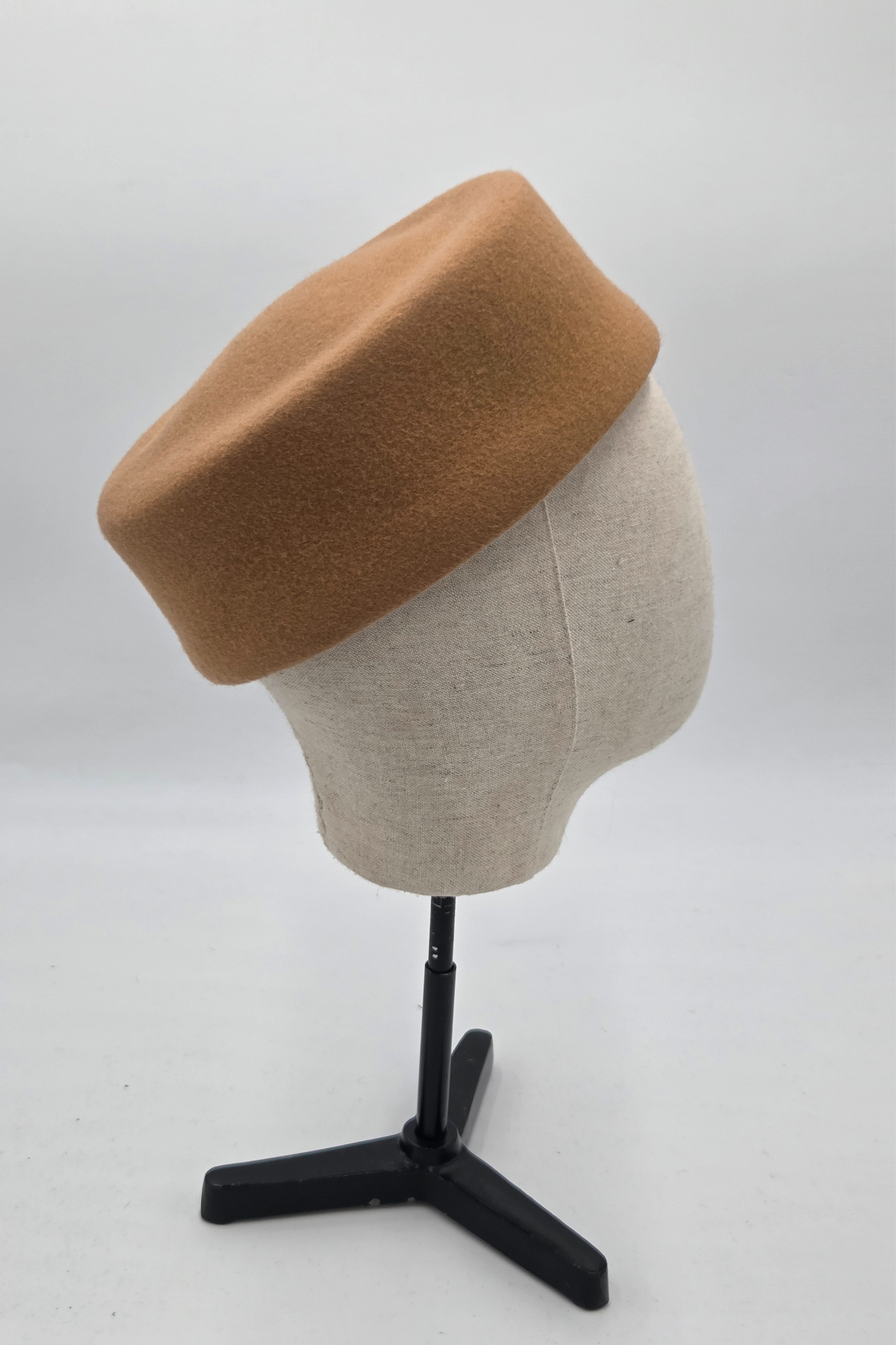 Chapeau pillbox en feutre uni camel — KENNEDY