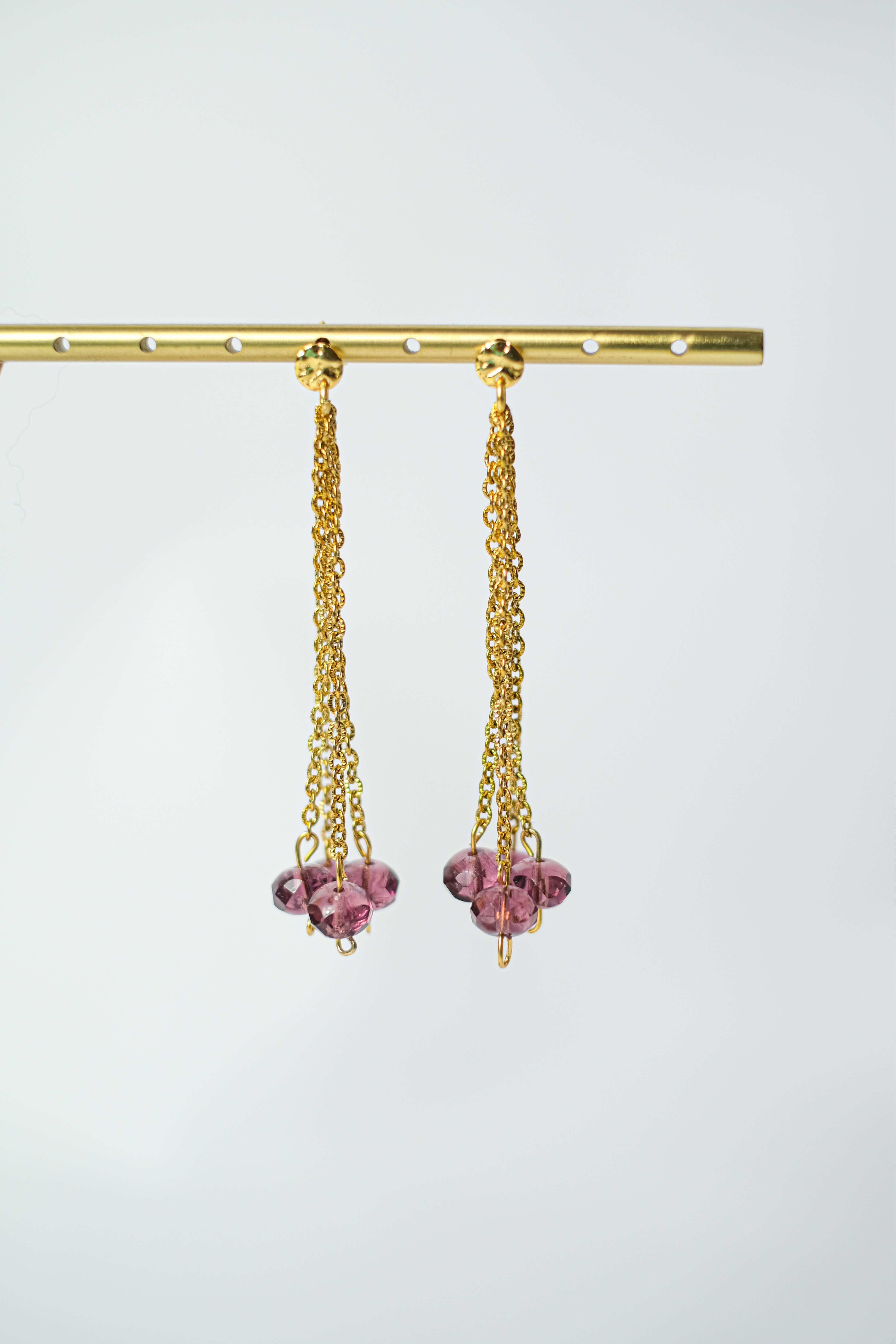 Les boucles d'oreilles EMILY violine