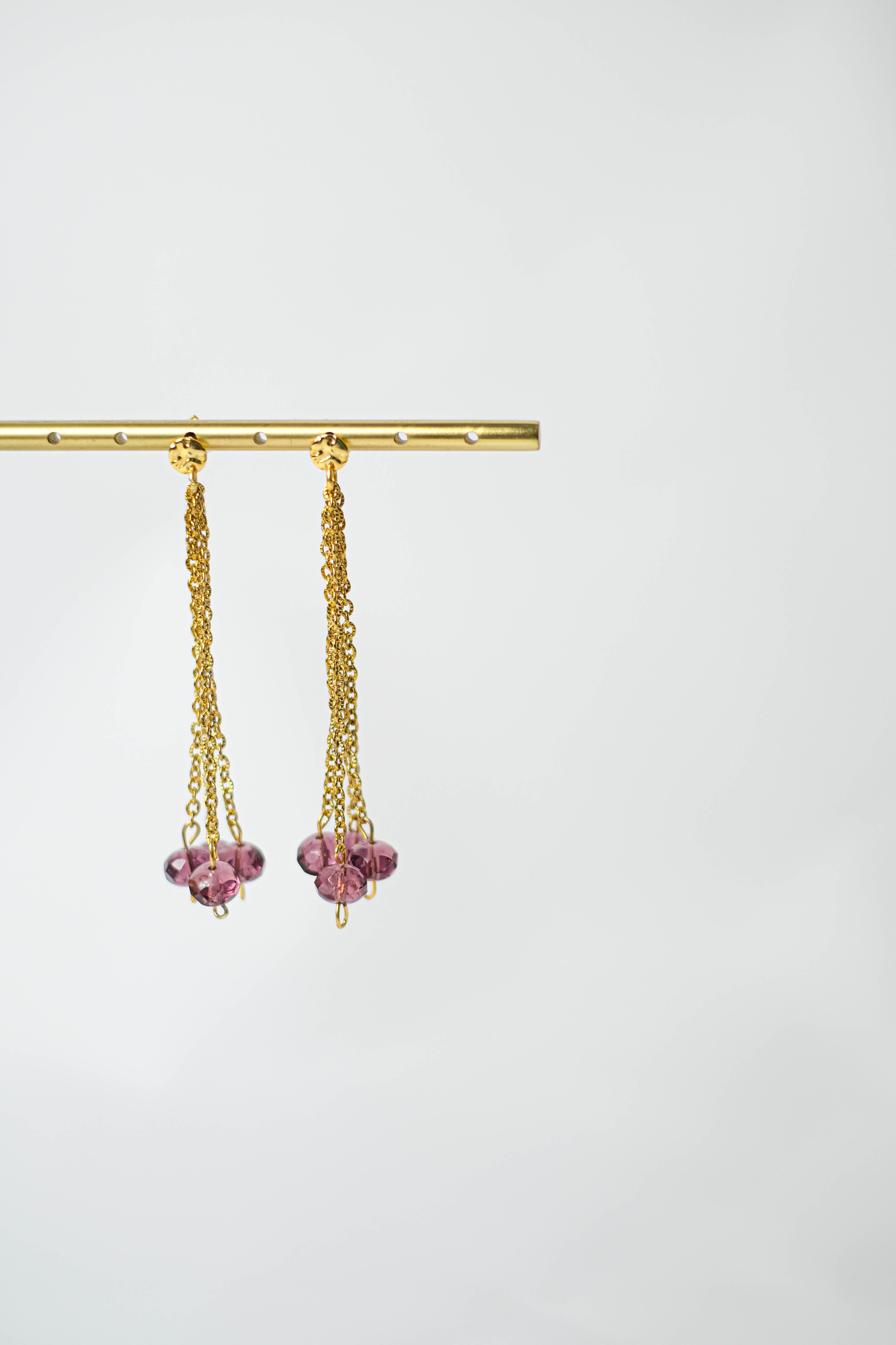 Les boucles d'oreilles EMILY violine