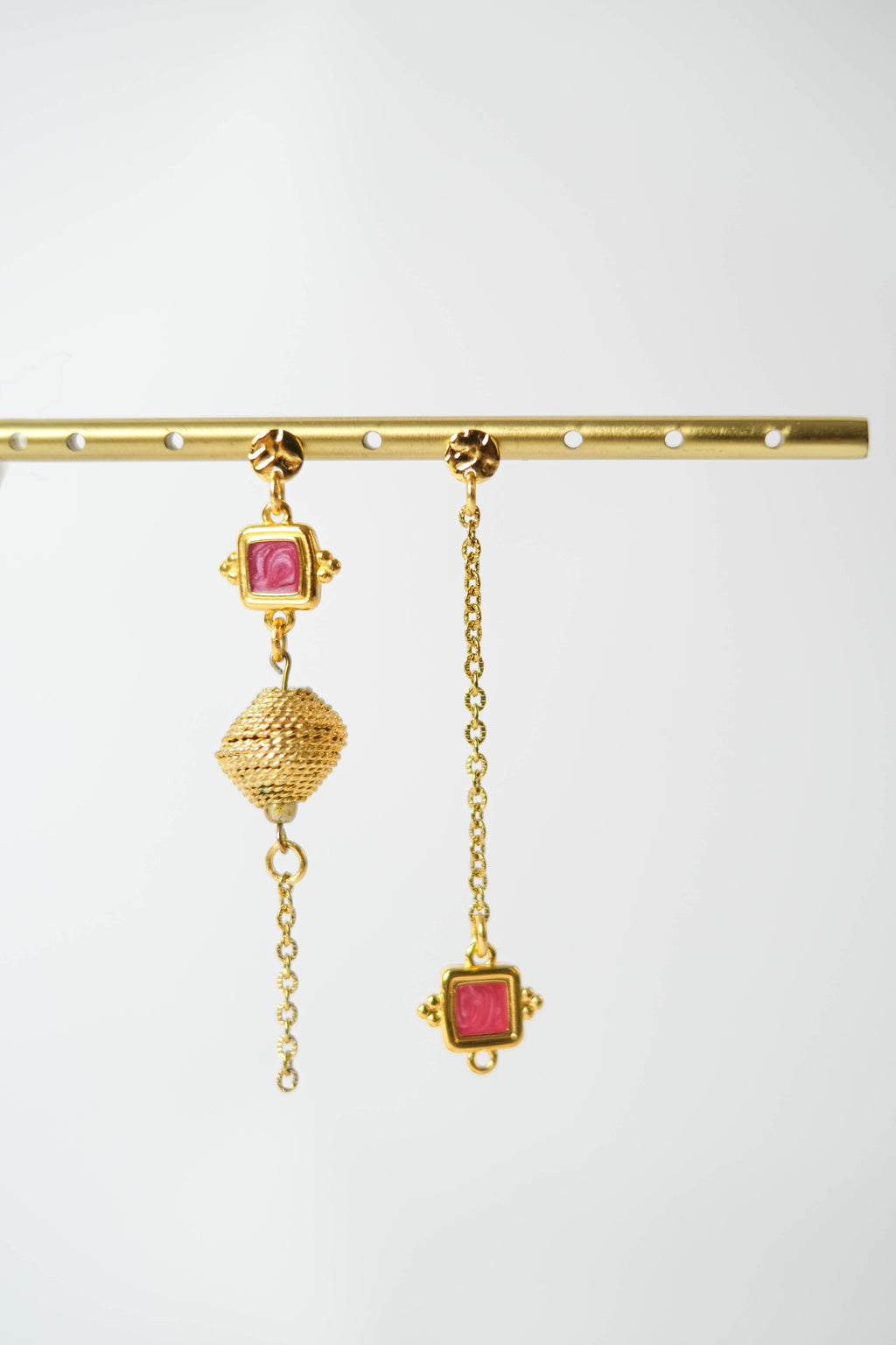 Boucles d'oreilles asymétriques rose — GABIN
