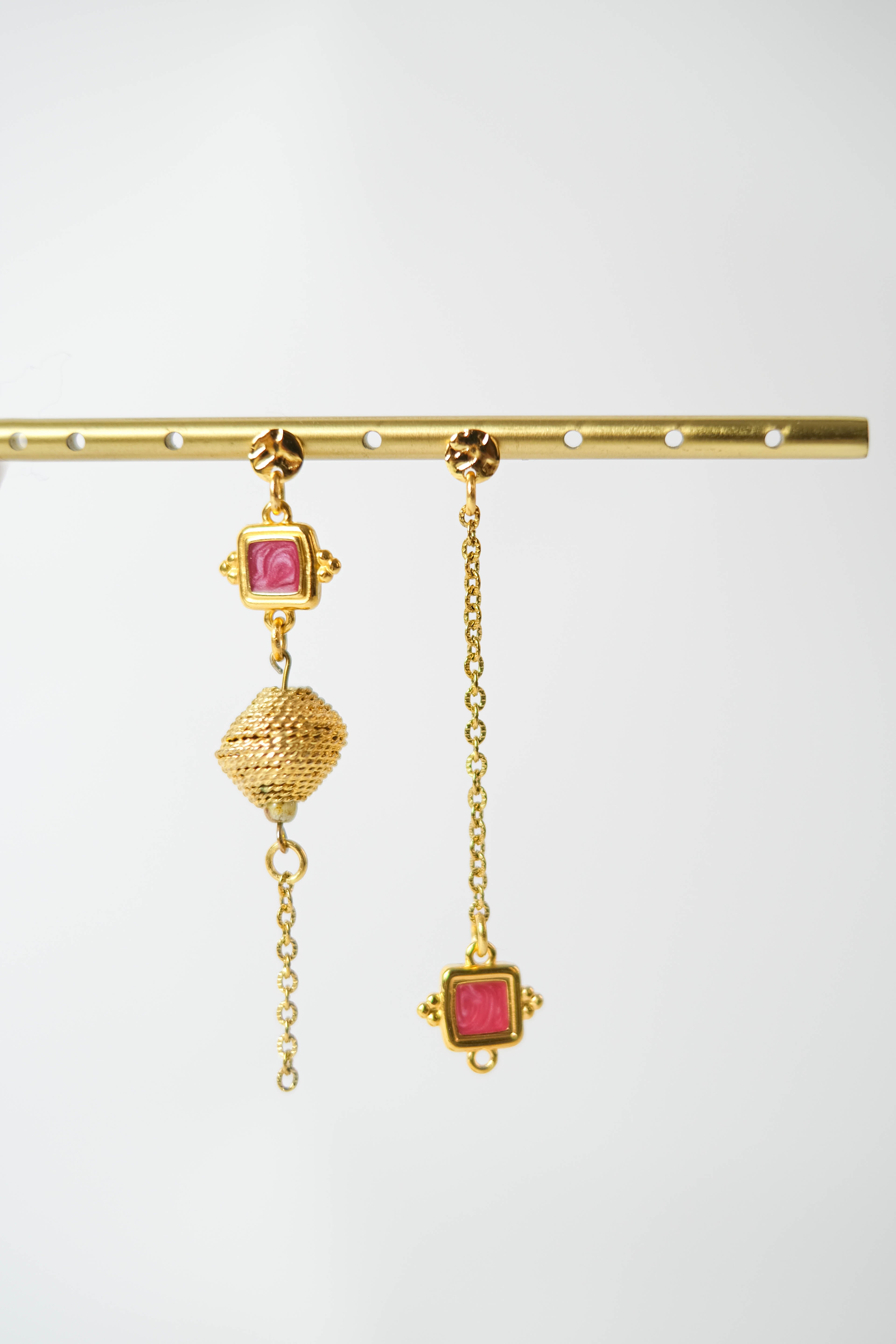 Les boucles d'oreilles asymétriques rose GABIN