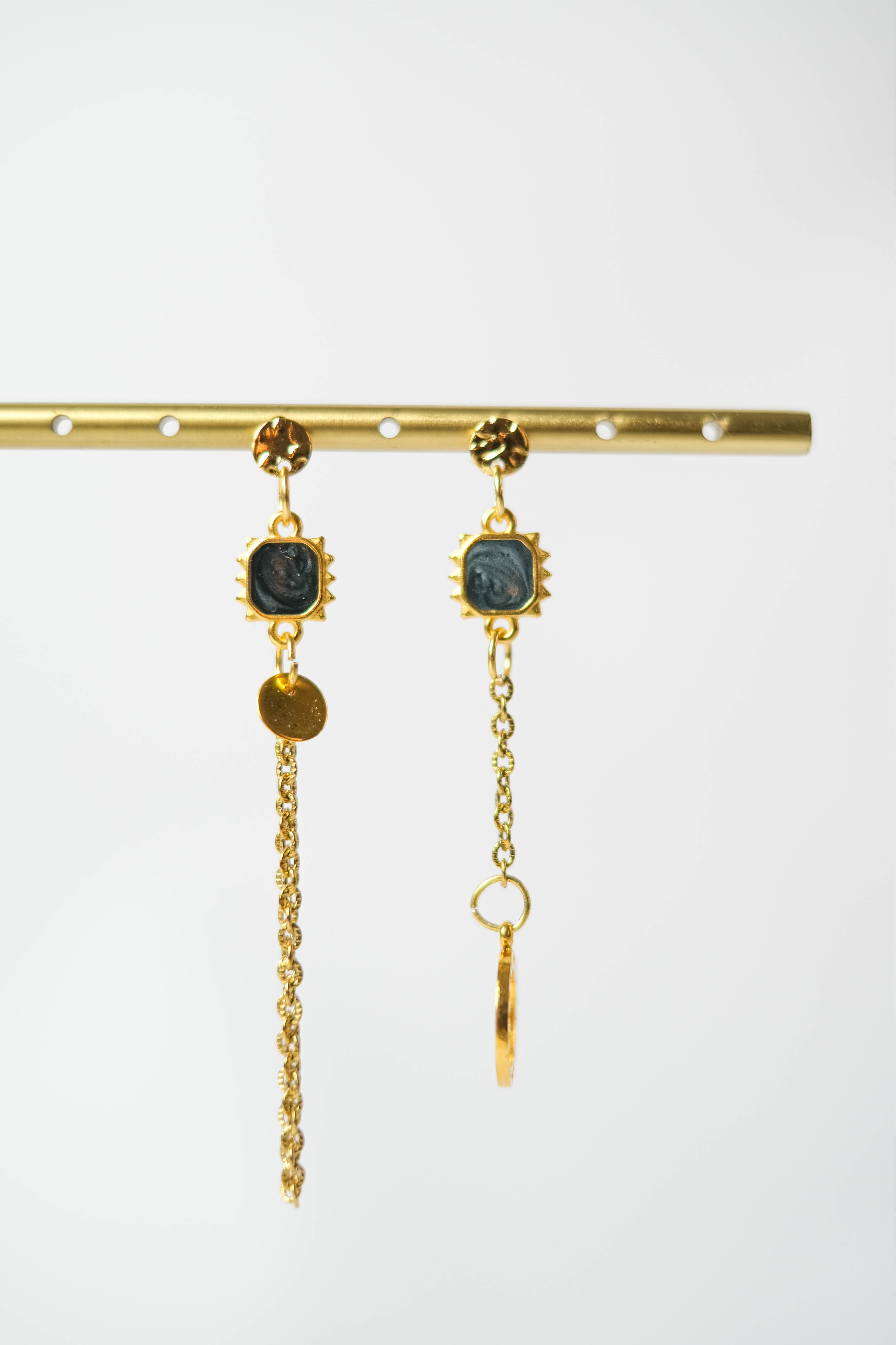 Les boucles d'oreilles asymétriques noir GABIN