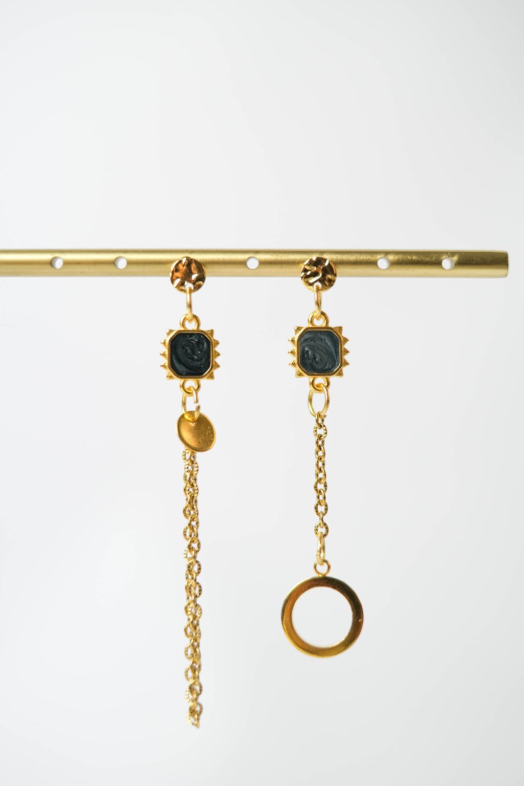 Les boucles d'oreilles asymétriques noir GABIN