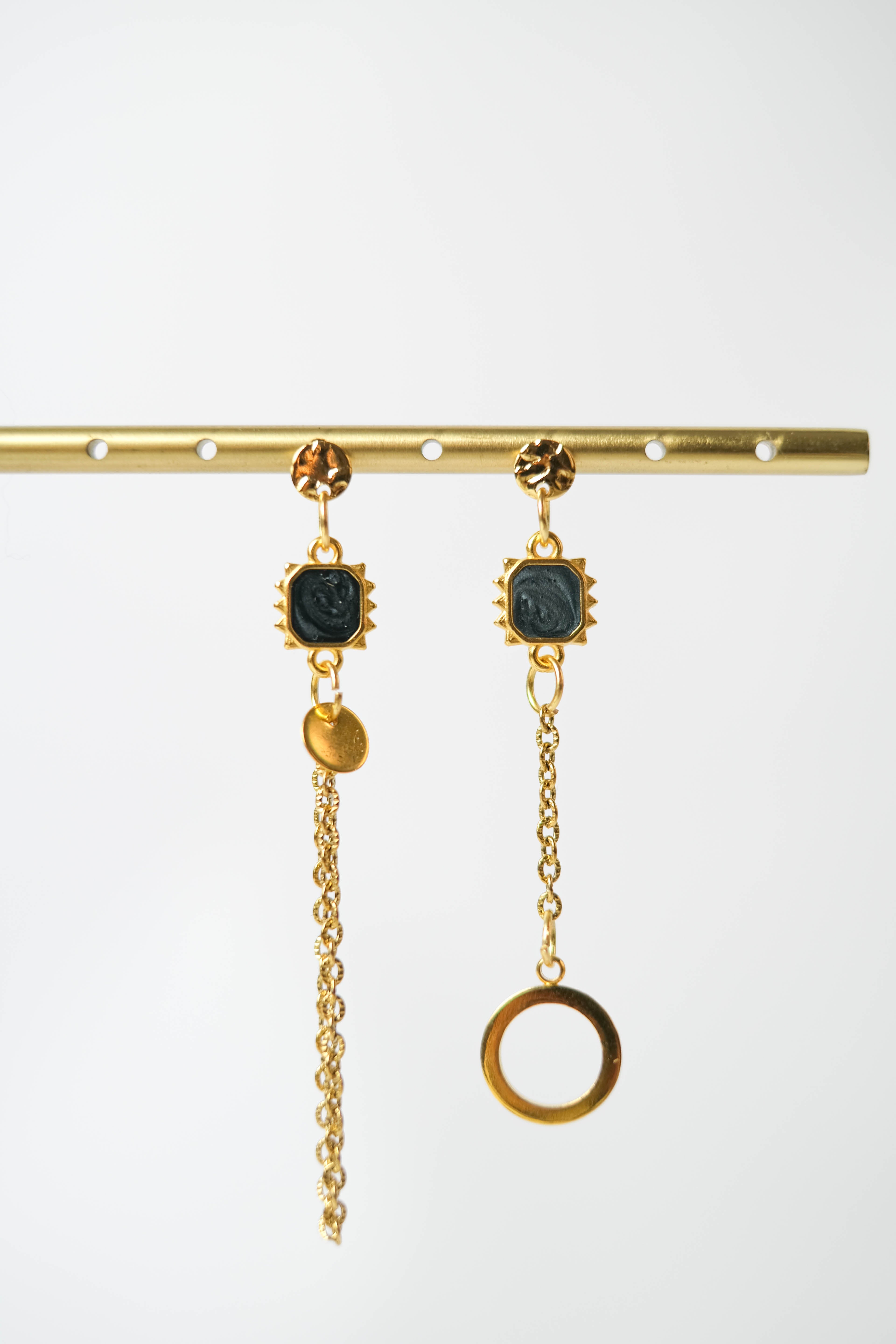 Les boucles d'oreilles asymétriques noir GABIN