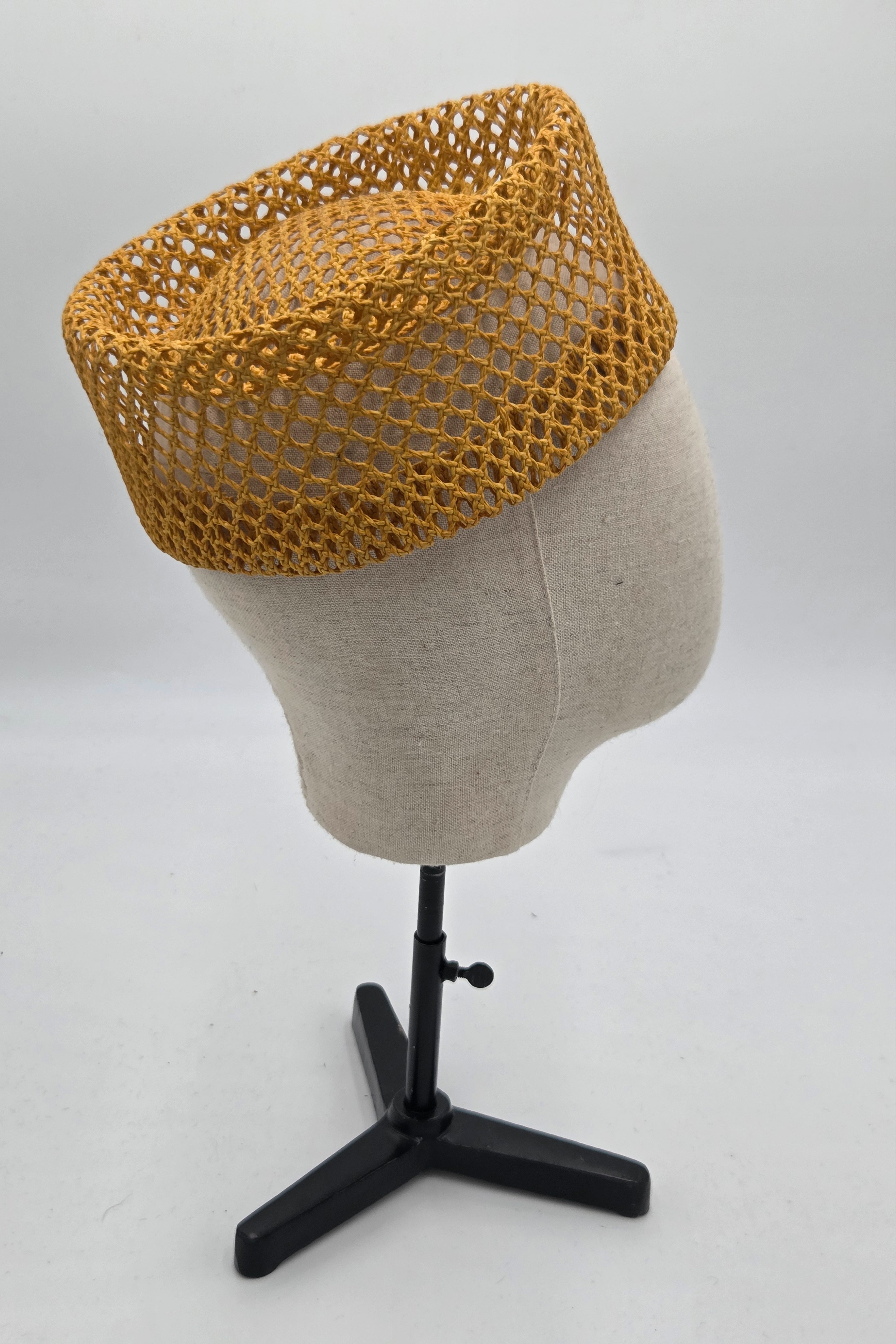 Chapeau pillbox en paille moutarde — GAULTIER