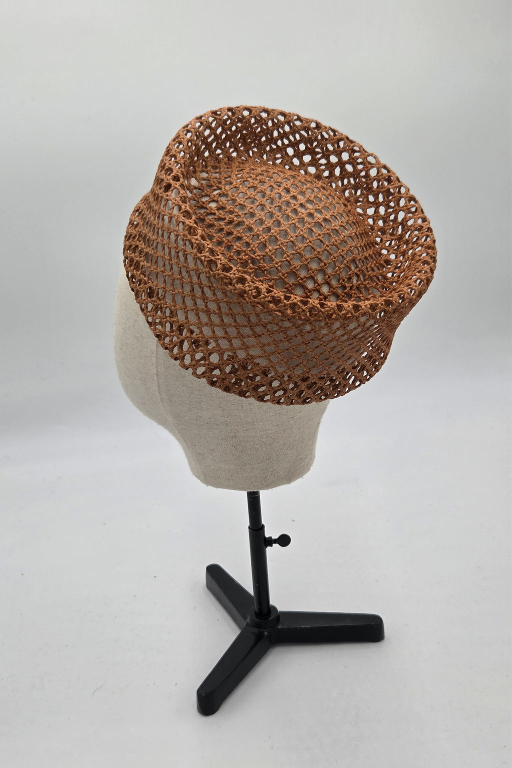 Chapeau pillbox en paille marron — GAULTIER