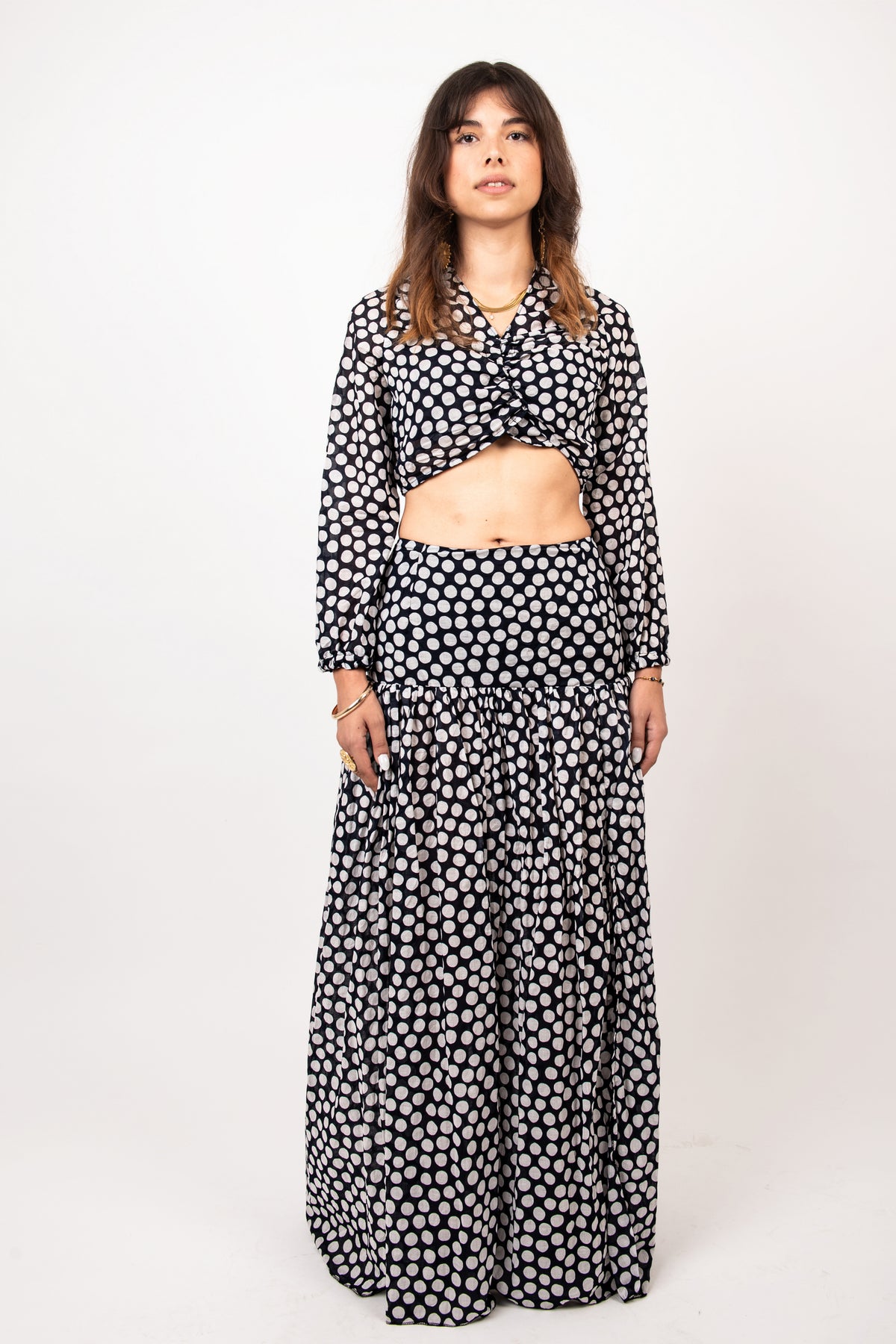 Blouse crop à nouer motif pois blanc et fond marine — MERCEDES