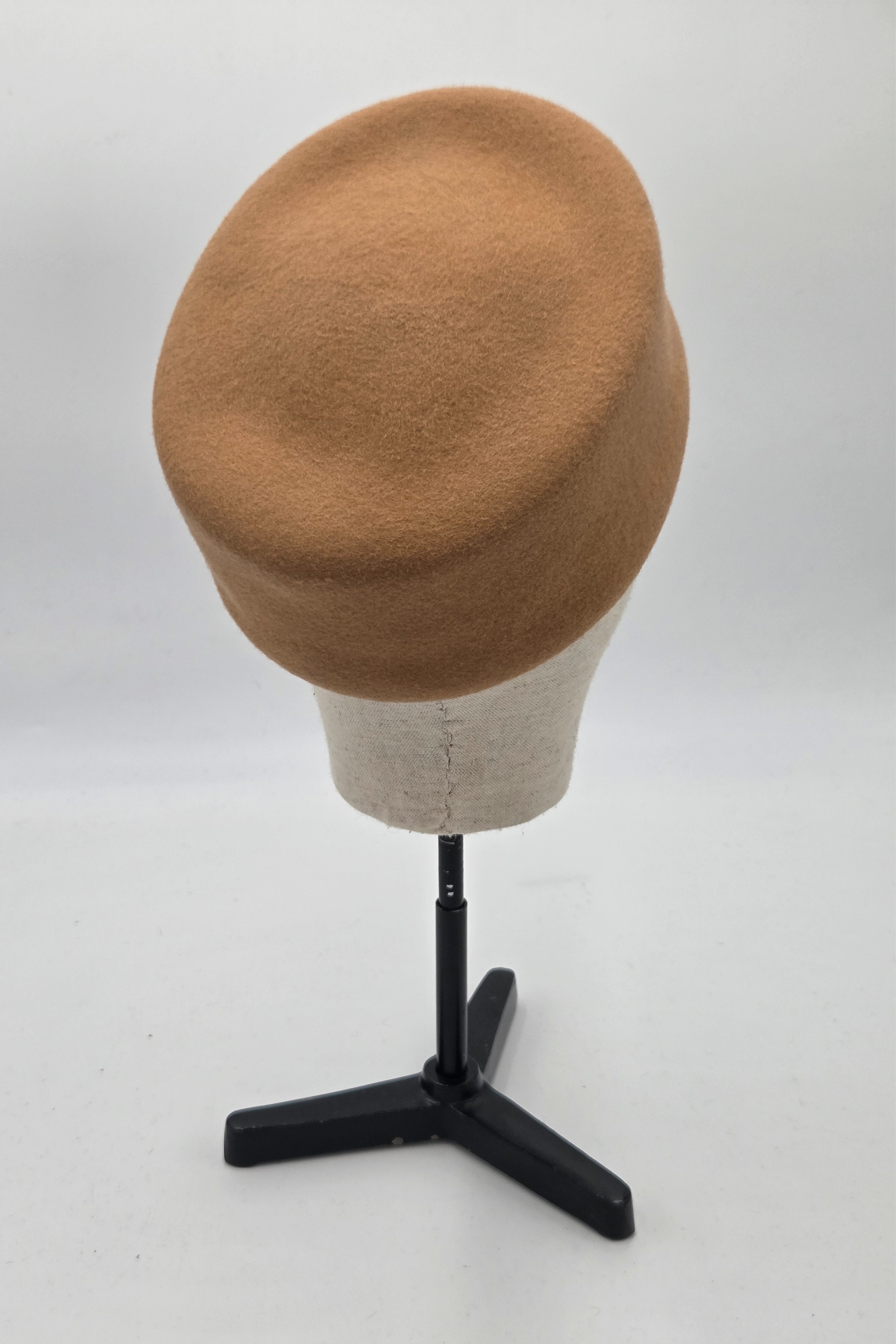 Chapeau pillbox en feutre uni camel — KENNEDY