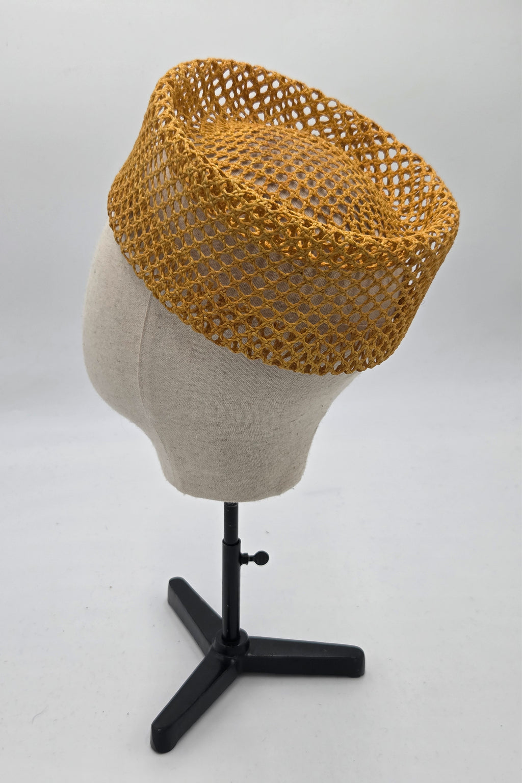 Chapeau pillbox en paille moutarde — GAULTIER