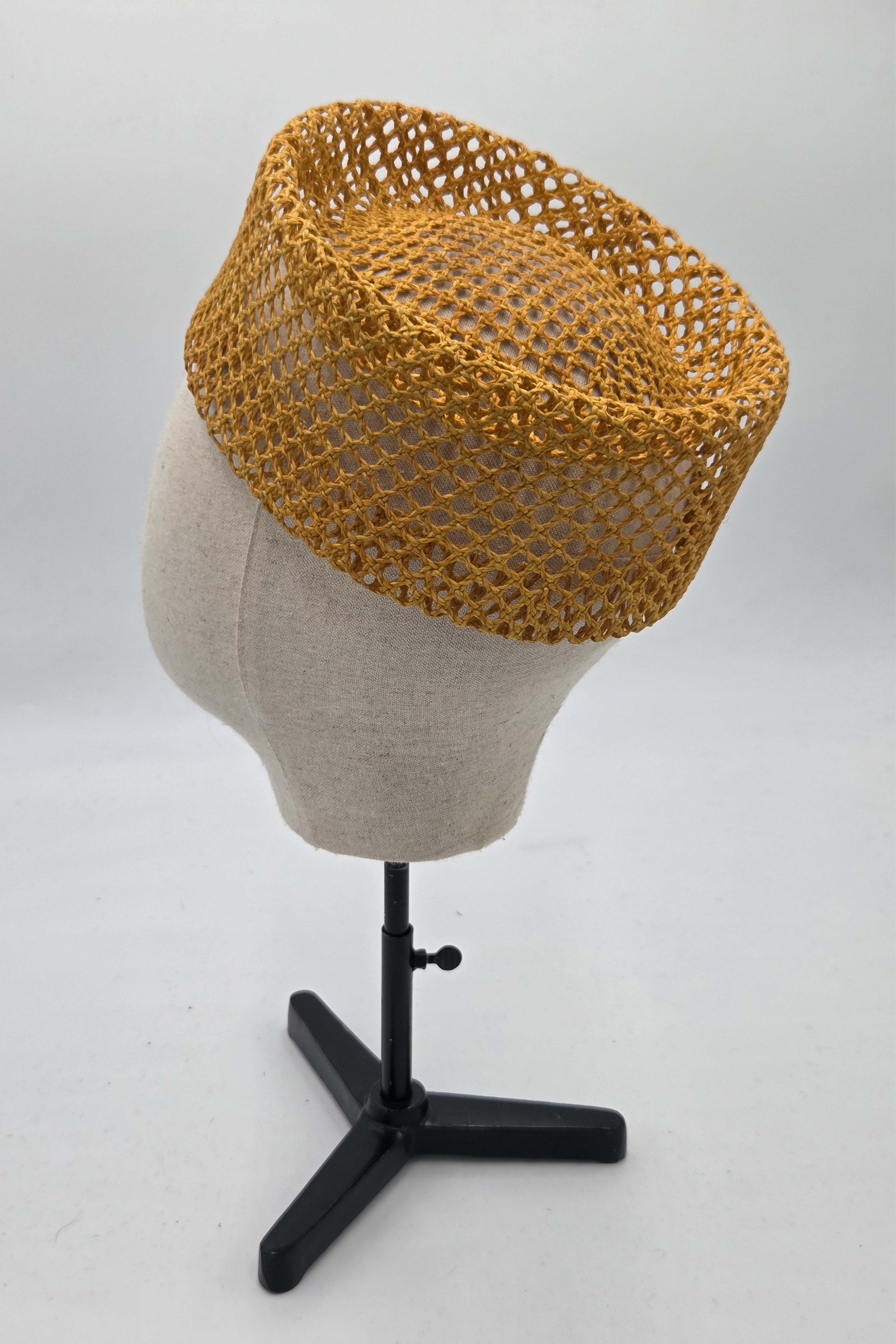 Chapeau pillbox en paille moutarde — GAULTIER