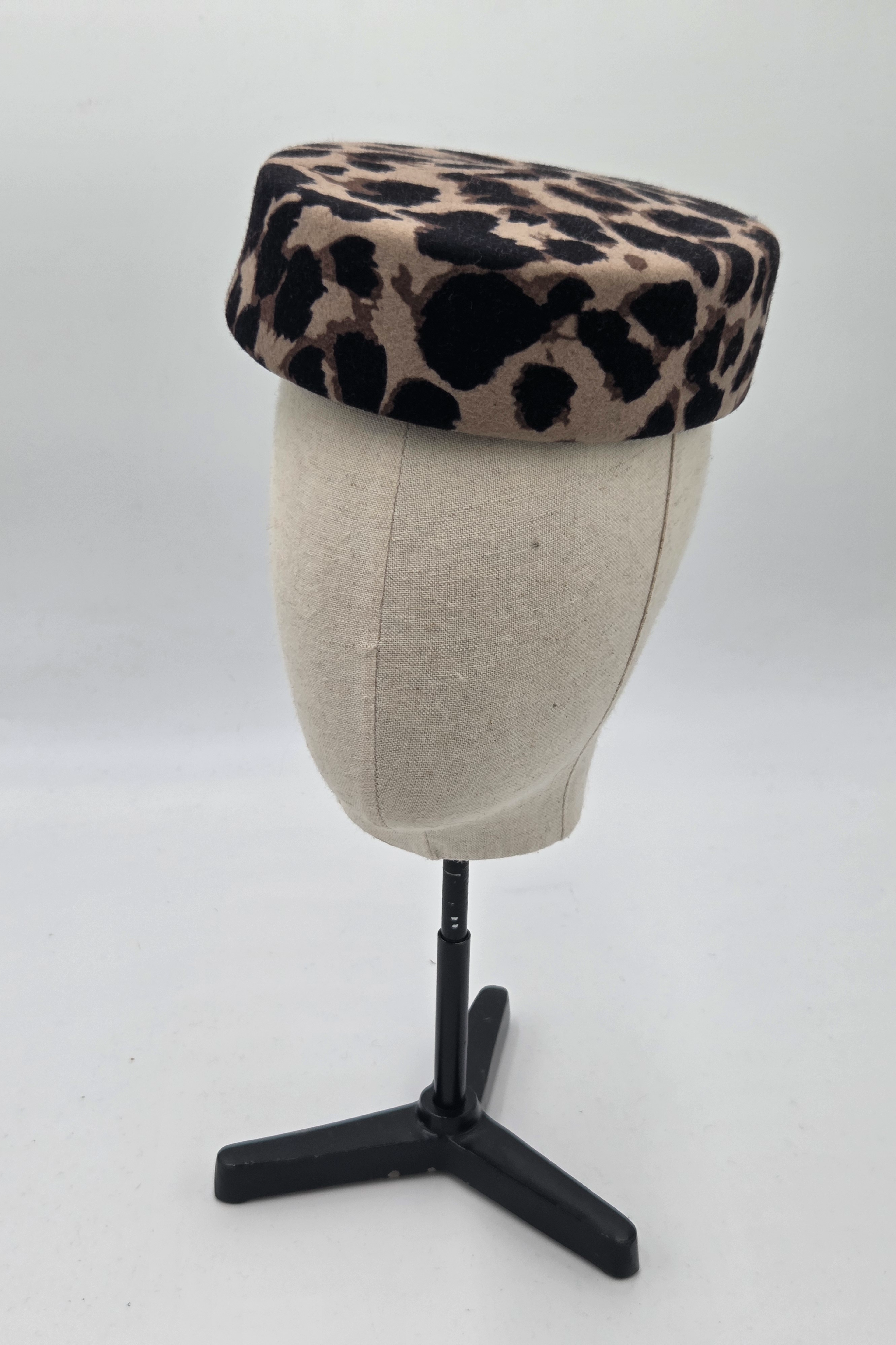 Chapeau pillbox en feutre uni noir — HEPBURN