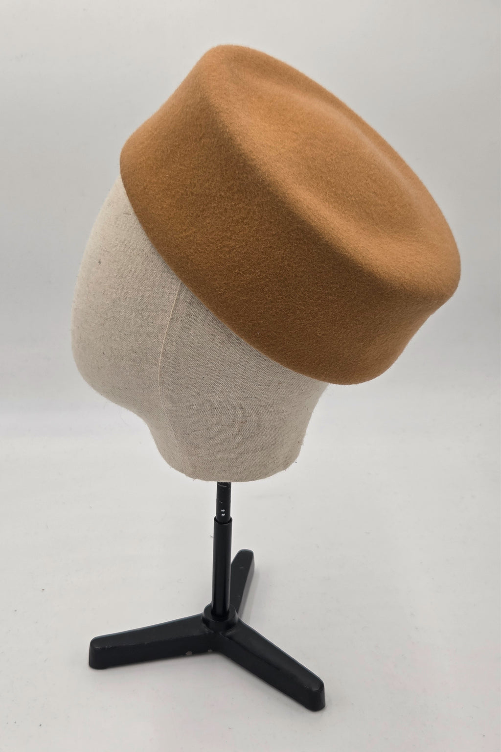 Chapeau pillbox en feutre uni camel — KENNEDY