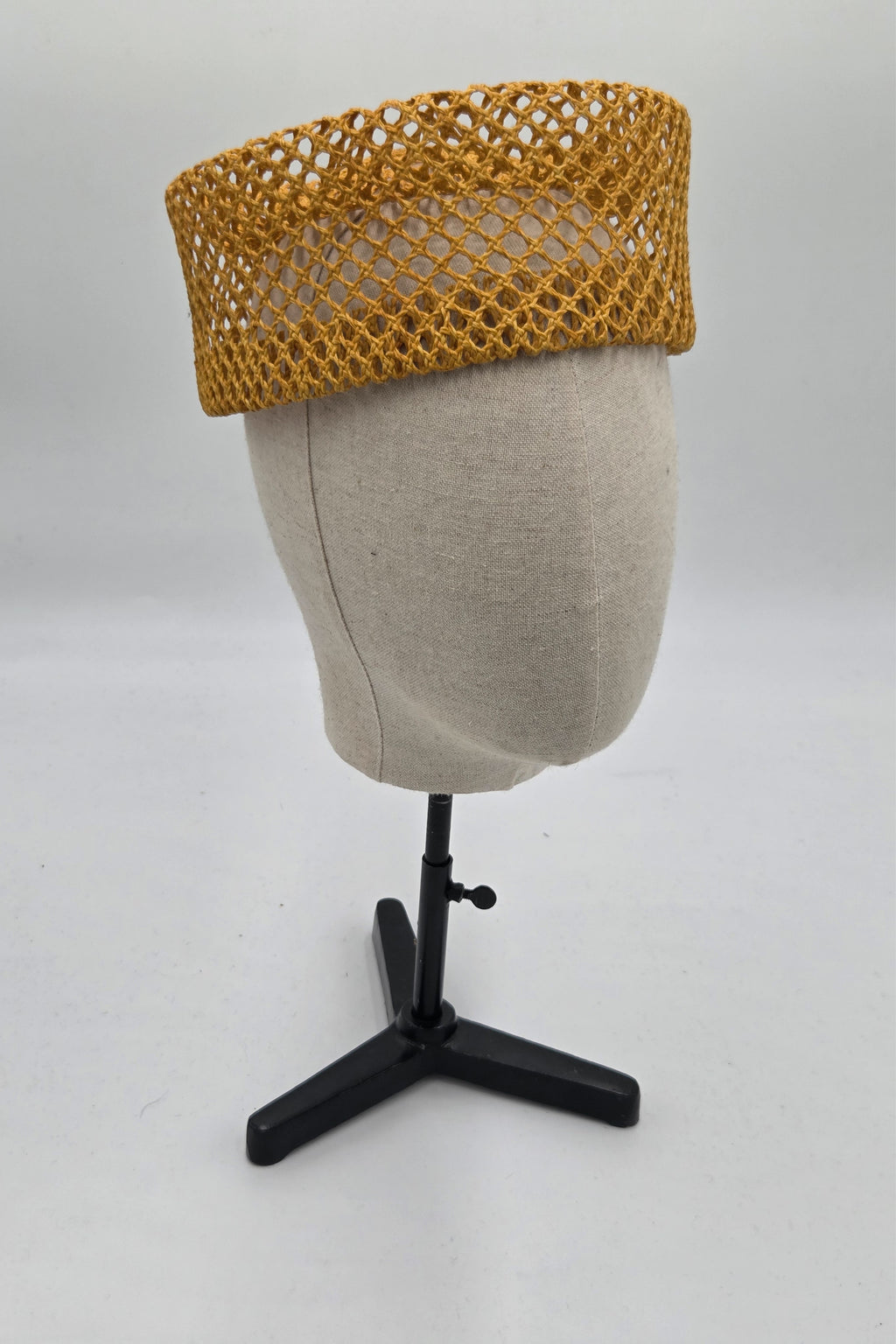 Chapeau pillbox en paille moutarde — GAULTIER